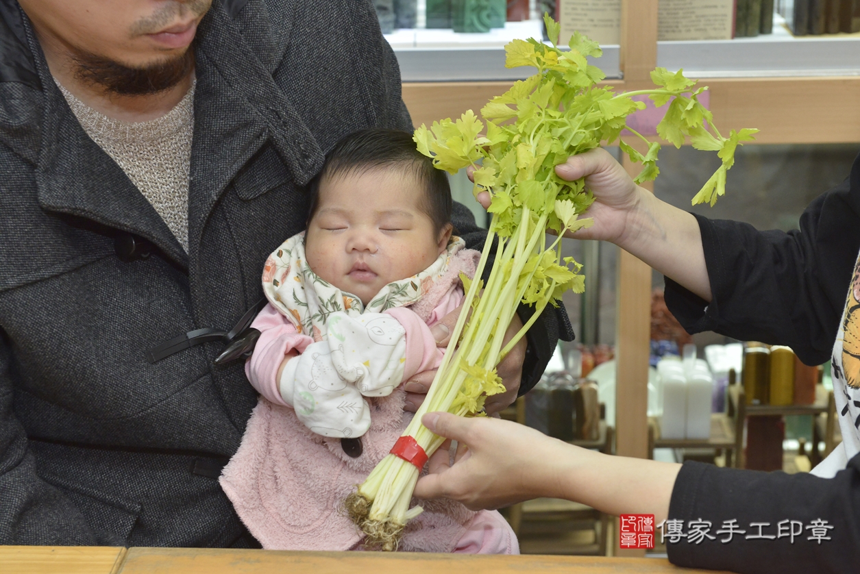 剃胎毛、滿月剃頭、嬰兒剃頭、嬰兒理髮、嬰兒剃髮、嬰兒剃胎毛、嬰兒滿月剃頭、簡寶寶剃頭、剃胎毛儀式、剃胎毛吉祥話、滿月剃頭儀式、滿月剃頭吉祥話、簡寶寶剃胎毛、簡寶寶滿月剃頭理髮、 新北市永和區剃胎毛、新北市永和區滿月剃頭、新北市永和區嬰兒剃頭剃胎毛、新北市永和區嬰兒理髮、新北市嬰兒剃髮、 簡寶寶(新北市永和區嬰兒簡寶寶滿月剃頭理髮、嬰兒剃胎毛儀式吉祥話)。中國風會場，爸媽寶貝穿「日中韓」古裝禮服。專業拍照、DVD光碟、證書。★購買「臍帶章、肚臍章、胎毛筆刷印章」贈送：剃頭、收涎、抓周，三選一。2022.03.05照片16