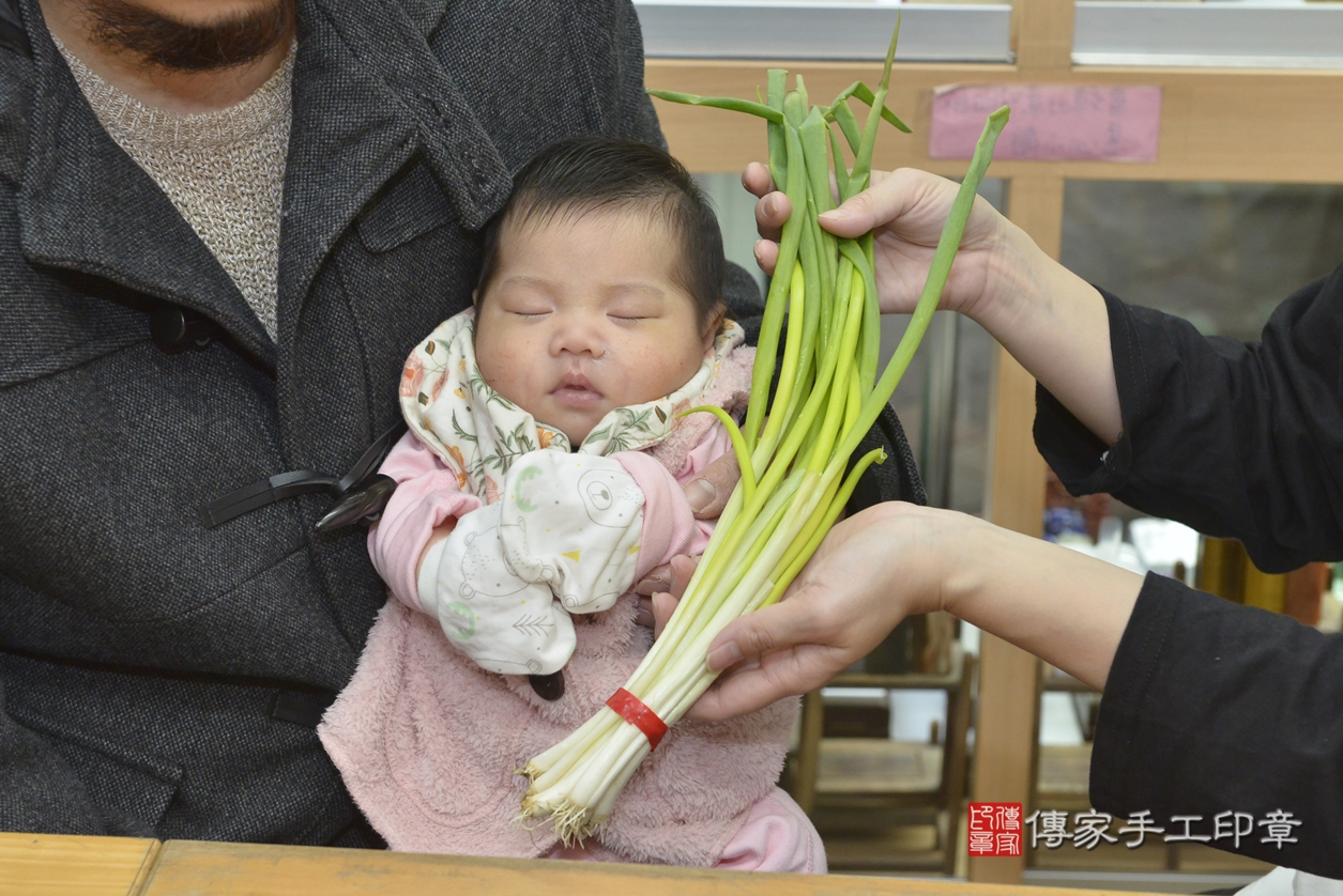 剃胎毛、滿月剃頭、嬰兒剃頭、嬰兒理髮、嬰兒剃髮、嬰兒剃胎毛、嬰兒滿月剃頭、簡寶寶剃頭、剃胎毛儀式、剃胎毛吉祥話、滿月剃頭儀式、滿月剃頭吉祥話、簡寶寶剃胎毛、簡寶寶滿月剃頭理髮、 新北市永和區剃胎毛、新北市永和區滿月剃頭、新北市永和區嬰兒剃頭剃胎毛、新北市永和區嬰兒理髮、新北市嬰兒剃髮、 簡寶寶(新北市永和區嬰兒簡寶寶滿月剃頭理髮、嬰兒剃胎毛儀式吉祥話)。中國風會場，爸媽寶貝穿「日中韓」古裝禮服。專業拍照、DVD光碟、證書。★購買「臍帶章、肚臍章、胎毛筆刷印章」贈送：剃頭、收涎、抓周，三選一。2022.03.05照片17