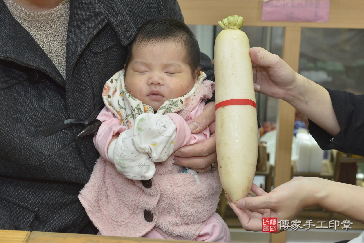 剃胎毛、滿月剃頭、嬰兒剃頭、嬰兒理髮、嬰兒剃髮、嬰兒剃胎毛、嬰兒滿月剃頭、簡寶寶剃頭、剃胎毛儀式、剃胎毛吉祥話、滿月剃頭儀式、滿月剃頭吉祥話、簡寶寶剃胎毛、簡寶寶滿月剃頭理髮、 新北市永和區剃胎毛、新北市永和區滿月剃頭、新北市永和區嬰兒剃頭剃胎毛、新北市永和區嬰兒理髮、新北市嬰兒剃髮、 簡寶寶(新北市永和區嬰兒簡寶寶滿月剃頭理髮、嬰兒剃胎毛儀式吉祥話)。中國風會場，爸媽寶貝穿「日中韓」古裝禮服。專業拍照、DVD光碟、證書。★購買「臍帶章、肚臍章、胎毛筆刷印章」贈送：剃頭、收涎、抓周，三選一。2022.03.05照片19