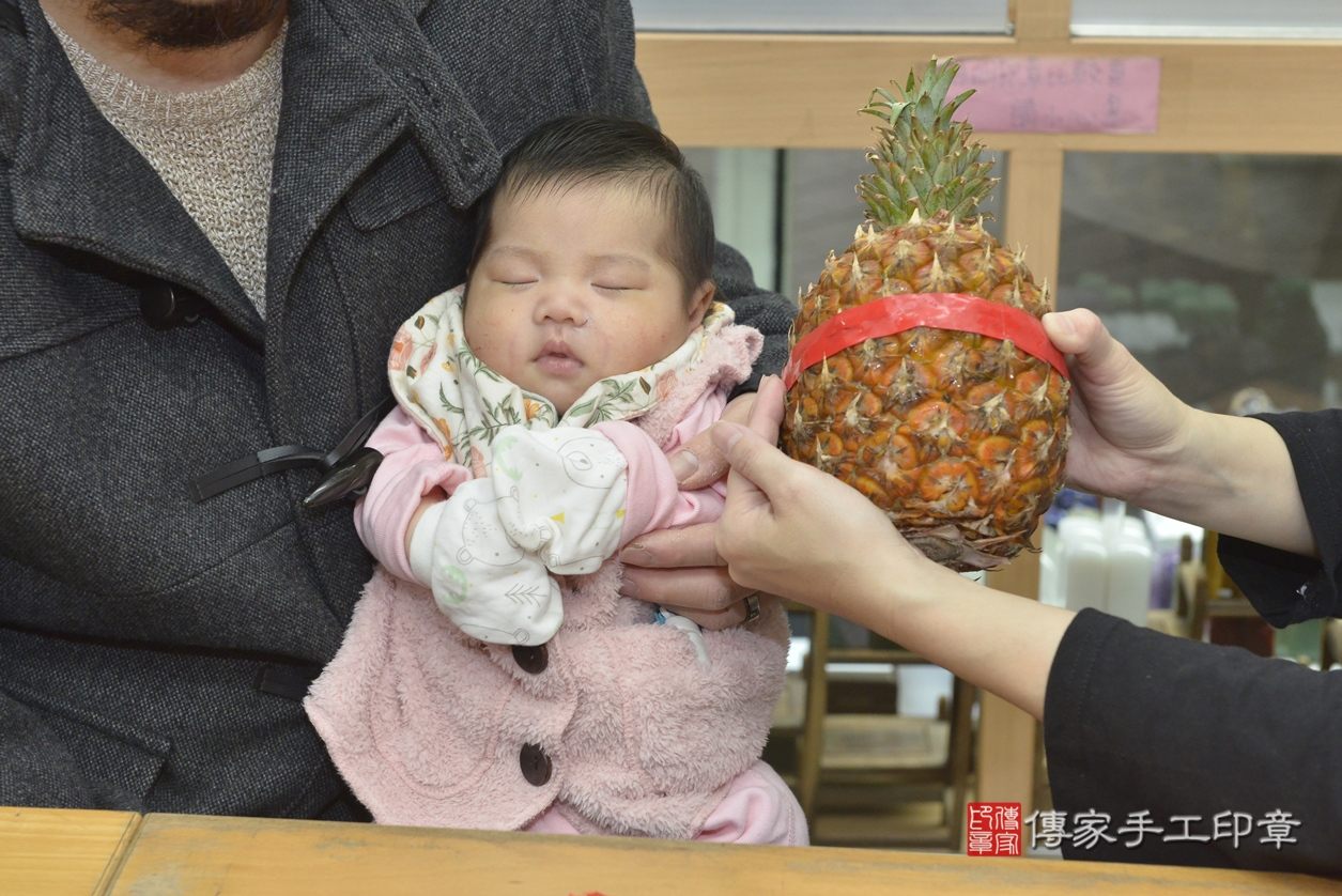 剃胎毛、滿月剃頭、嬰兒剃頭、嬰兒理髮、嬰兒剃髮、嬰兒剃胎毛、嬰兒滿月剃頭、簡寶寶剃頭、剃胎毛儀式、剃胎毛吉祥話、滿月剃頭儀式、滿月剃頭吉祥話、簡寶寶剃胎毛、簡寶寶滿月剃頭理髮、 新北市永和區剃胎毛、新北市永和區滿月剃頭、新北市永和區嬰兒剃頭剃胎毛、新北市永和區嬰兒理髮、新北市嬰兒剃髮、 簡寶寶(新北市永和區嬰兒簡寶寶滿月剃頭理髮、嬰兒剃胎毛儀式吉祥話)。中國風會場，爸媽寶貝穿「日中韓」古裝禮服。專業拍照、DVD光碟、證書。★購買「臍帶章、肚臍章、胎毛筆刷印章」贈送：剃頭、收涎、抓周，三選一。2022.03.05照片20