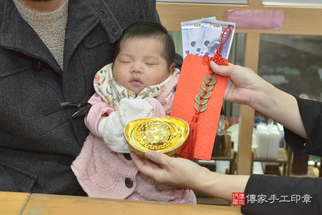 剃胎毛、滿月剃頭、嬰兒剃頭、嬰兒理髮、嬰兒剃髮、嬰兒剃胎毛、嬰兒滿月剃頭、簡寶寶剃頭、剃胎毛儀式、剃胎毛吉祥話、滿月剃頭儀式、滿月剃頭吉祥話、簡寶寶剃胎毛、簡寶寶滿月剃頭理髮、 新北市永和區剃胎毛、新北市永和區滿月剃頭、新北市永和區嬰兒剃頭剃胎毛、新北市永和區嬰兒理髮、新北市嬰兒剃髮、 簡寶寶(新北市永和區嬰兒簡寶寶滿月剃頭理髮、嬰兒剃胎毛儀式吉祥話)。中國風會場，爸媽寶貝穿「日中韓」古裝禮服。專業拍照、DVD光碟、證書。★購買「臍帶章、肚臍章、胎毛筆刷印章」贈送：剃頭、收涎、抓周，三選一。2022.03.05照片22