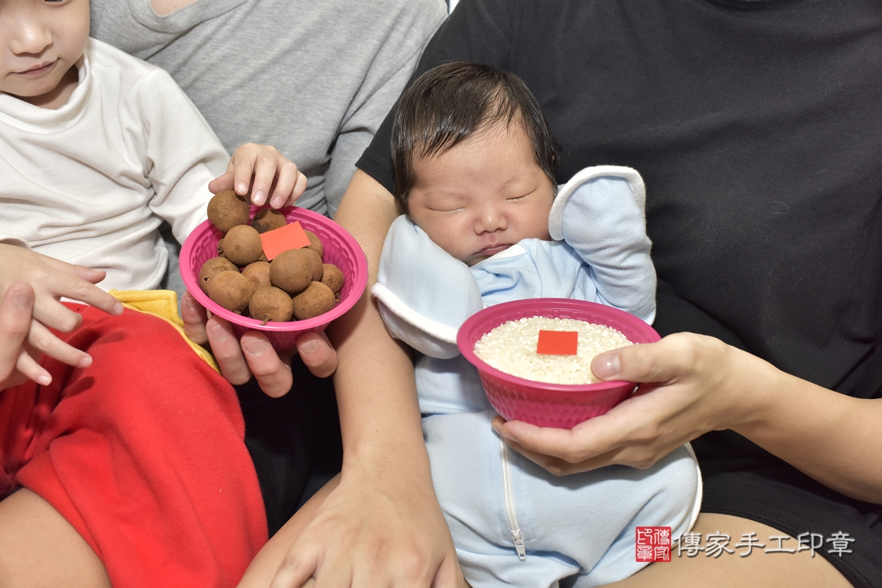 剃胎毛、滿月剃頭、嬰兒剃頭、嬰兒理髮、嬰兒剃髮、嬰兒剃胎毛、嬰兒滿月剃頭、陳寶寶剃頭、剃胎毛儀式、剃胎毛吉祥話、滿月剃頭儀式、滿月剃頭吉祥話、陳寶寶剃胎毛、陳寶寶滿月剃頭理髮、 新北市新莊區剃胎毛、新北市新莊區滿月剃頭、新北市新莊區嬰兒剃頭剃胎毛、新北市新莊區嬰兒理髮、新北市嬰兒剃髮、 陳寶寶(新北市新莊區到府嬰兒陳寶寶滿月剃頭理髮、到府嬰兒剃胎毛儀式吉祥話)。到府剃頭剃胎毛主持、專業拍照、DVD光碟、證書。★購買「臍帶章、肚臍章、胎毛筆刷印章」贈送：剃頭、收涎、抓周，三選一。2022.03.07照片8