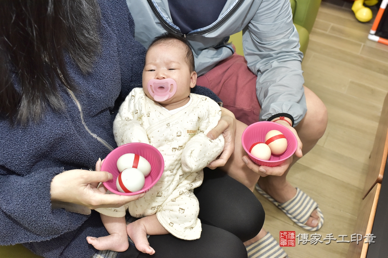 剃胎毛、滿月剃頭、嬰兒剃頭、嬰兒理髮、嬰兒剃髮、嬰兒剃胎毛、嬰兒滿月剃頭、陳寶寶剃頭、剃胎毛儀式、剃胎毛吉祥話、滿月剃頭儀式、滿月剃頭吉祥話、陳寶寶剃胎毛、陳寶寶滿月剃頭理髮、 新北市三重區剃胎毛、新北市三重區滿月剃頭、新北市三重區嬰兒剃頭剃胎毛、新北市三重區嬰兒理髮、新北市嬰兒剃髮、 陳寶寶(新北市三重區到府嬰兒陳寶寶滿月剃頭理髮、到府嬰兒剃胎毛儀式吉祥話)。到府剃頭剃胎毛主持、專業拍照、DVD光碟、證書。★購買「臍帶章、肚臍章、胎毛筆刷印章」贈送：剃頭、收涎、抓周，三選一。2022.03.08照片6