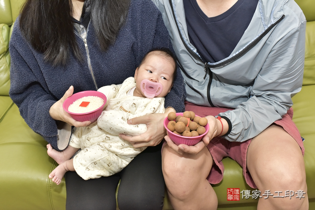 剃胎毛、滿月剃頭、嬰兒剃頭、嬰兒理髮、嬰兒剃髮、嬰兒剃胎毛、嬰兒滿月剃頭、陳寶寶剃頭、剃胎毛儀式、剃胎毛吉祥話、滿月剃頭儀式、滿月剃頭吉祥話、陳寶寶剃胎毛、陳寶寶滿月剃頭理髮、 新北市三重區剃胎毛、新北市三重區滿月剃頭、新北市三重區嬰兒剃頭剃胎毛、新北市三重區嬰兒理髮、新北市嬰兒剃髮、 陳寶寶(新北市三重區到府嬰兒陳寶寶滿月剃頭理髮、到府嬰兒剃胎毛儀式吉祥話)。到府剃頭剃胎毛主持、專業拍照、DVD光碟、證書。★購買「臍帶章、肚臍章、胎毛筆刷印章」贈送：剃頭、收涎、抓周，三選一。2022.03.08照片10