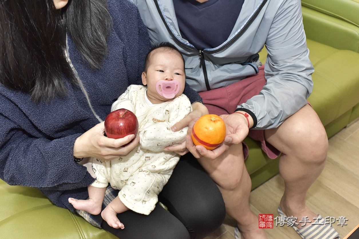 剃胎毛、滿月剃頭、嬰兒剃頭、嬰兒理髮、嬰兒剃髮、嬰兒剃胎毛、嬰兒滿月剃頭、陳寶寶剃頭、剃胎毛儀式、剃胎毛吉祥話、滿月剃頭儀式、滿月剃頭吉祥話、陳寶寶剃胎毛、陳寶寶滿月剃頭理髮、 新北市三重區剃胎毛、新北市三重區滿月剃頭、新北市三重區嬰兒剃頭剃胎毛、新北市三重區嬰兒理髮、新北市嬰兒剃髮、 陳寶寶(新北市三重區到府嬰兒陳寶寶滿月剃頭理髮、到府嬰兒剃胎毛儀式吉祥話)。到府剃頭剃胎毛主持、專業拍照、DVD光碟、證書。★購買「臍帶章、肚臍章、胎毛筆刷印章」贈送：剃頭、收涎、抓周，三選一。2022.03.08照片12