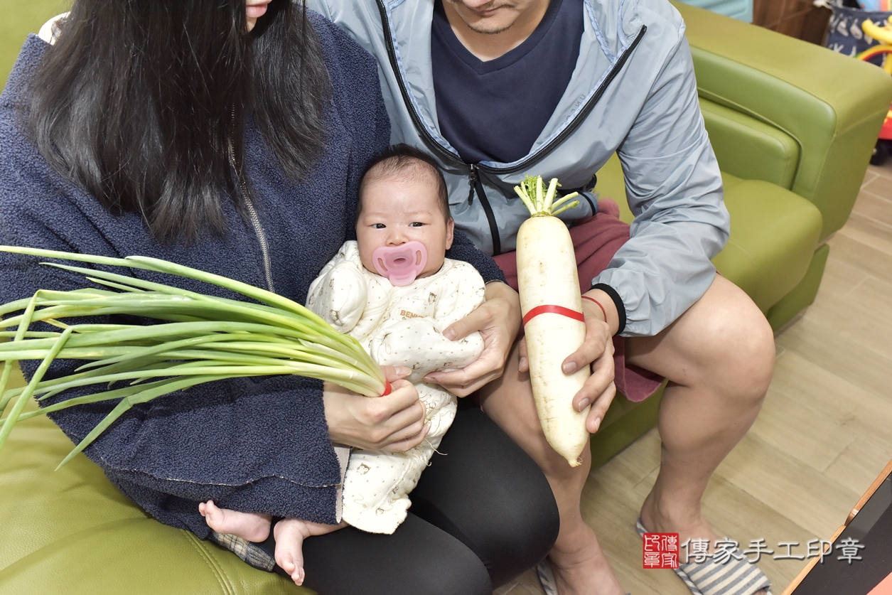 剃胎毛、滿月剃頭、嬰兒剃頭、嬰兒理髮、嬰兒剃髮、嬰兒剃胎毛、嬰兒滿月剃頭、陳寶寶剃頭、剃胎毛儀式、剃胎毛吉祥話、滿月剃頭儀式、滿月剃頭吉祥話、陳寶寶剃胎毛、陳寶寶滿月剃頭理髮、 新北市三重區剃胎毛、新北市三重區滿月剃頭、新北市三重區嬰兒剃頭剃胎毛、新北市三重區嬰兒理髮、新北市嬰兒剃髮、 陳寶寶(新北市三重區到府嬰兒陳寶寶滿月剃頭理髮、到府嬰兒剃胎毛儀式吉祥話)。到府剃頭剃胎毛主持、專業拍照、DVD光碟、證書。★購買「臍帶章、肚臍章、胎毛筆刷印章」贈送：剃頭、收涎、抓周，三選一。2022.03.08照片16