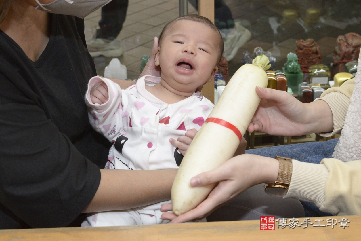 剃胎毛、滿月剃頭、嬰兒剃頭、嬰兒理髮、嬰兒剃髮、嬰兒剃胎毛、嬰兒滿月剃頭、楊寶寶剃頭、剃胎毛儀式、剃胎毛吉祥話、滿月剃頭儀式、滿月剃頭吉祥話、楊寶寶剃胎毛、楊寶寶滿月剃頭理髮、 新北市永和區剃胎毛、新北市永和區滿月剃頭、新北市永和區嬰兒剃頭剃胎毛、新北市永和區嬰兒理髮、新北市嬰兒剃髮、 楊寶寶(新北市永和區嬰兒楊寶寶滿月剃頭理髮、嬰兒剃胎毛儀式吉祥話)。中國風會場，爸媽寶貝穿「日中韓」古裝禮服。專業拍照、DVD光碟、證書。★購買「臍帶章、肚臍章、胎毛筆刷印章」贈送：剃頭、收涎、抓周，三選一。2022.03.08照片10