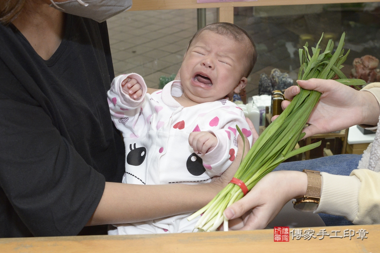 剃胎毛、滿月剃頭、嬰兒剃頭、嬰兒理髮、嬰兒剃髮、嬰兒剃胎毛、嬰兒滿月剃頭、楊寶寶剃頭、剃胎毛儀式、剃胎毛吉祥話、滿月剃頭儀式、滿月剃頭吉祥話、楊寶寶剃胎毛、楊寶寶滿月剃頭理髮、 新北市永和區剃胎毛、新北市永和區滿月剃頭、新北市永和區嬰兒剃頭剃胎毛、新北市永和區嬰兒理髮、新北市嬰兒剃髮、 楊寶寶(新北市永和區嬰兒楊寶寶滿月剃頭理髮、嬰兒剃胎毛儀式吉祥話)。中國風會場，爸媽寶貝穿「日中韓」古裝禮服。專業拍照、DVD光碟、證書。★購買「臍帶章、肚臍章、胎毛筆刷印章」贈送：剃頭、收涎、抓周，三選一。2022.03.08照片18