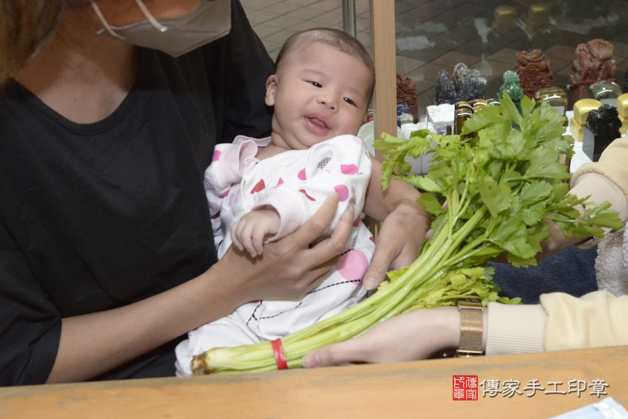 剃胎毛、滿月剃頭、嬰兒剃頭、嬰兒理髮、嬰兒剃髮、嬰兒剃胎毛、嬰兒滿月剃頭、楊寶寶剃頭、剃胎毛儀式、剃胎毛吉祥話、滿月剃頭儀式、滿月剃頭吉祥話、楊寶寶剃胎毛、楊寶寶滿月剃頭理髮、 新北市永和區剃胎毛、新北市永和區滿月剃頭、新北市永和區嬰兒剃頭剃胎毛、新北市永和區嬰兒理髮、新北市嬰兒剃髮、 楊寶寶(新北市永和區嬰兒楊寶寶滿月剃頭理髮、嬰兒剃胎毛儀式吉祥話)。中國風會場，爸媽寶貝穿「日中韓」古裝禮服。專業拍照、DVD光碟、證書。★購買「臍帶章、肚臍章、胎毛筆刷印章」贈送：剃頭、收涎、抓周，三選一。2022.03.08照片19