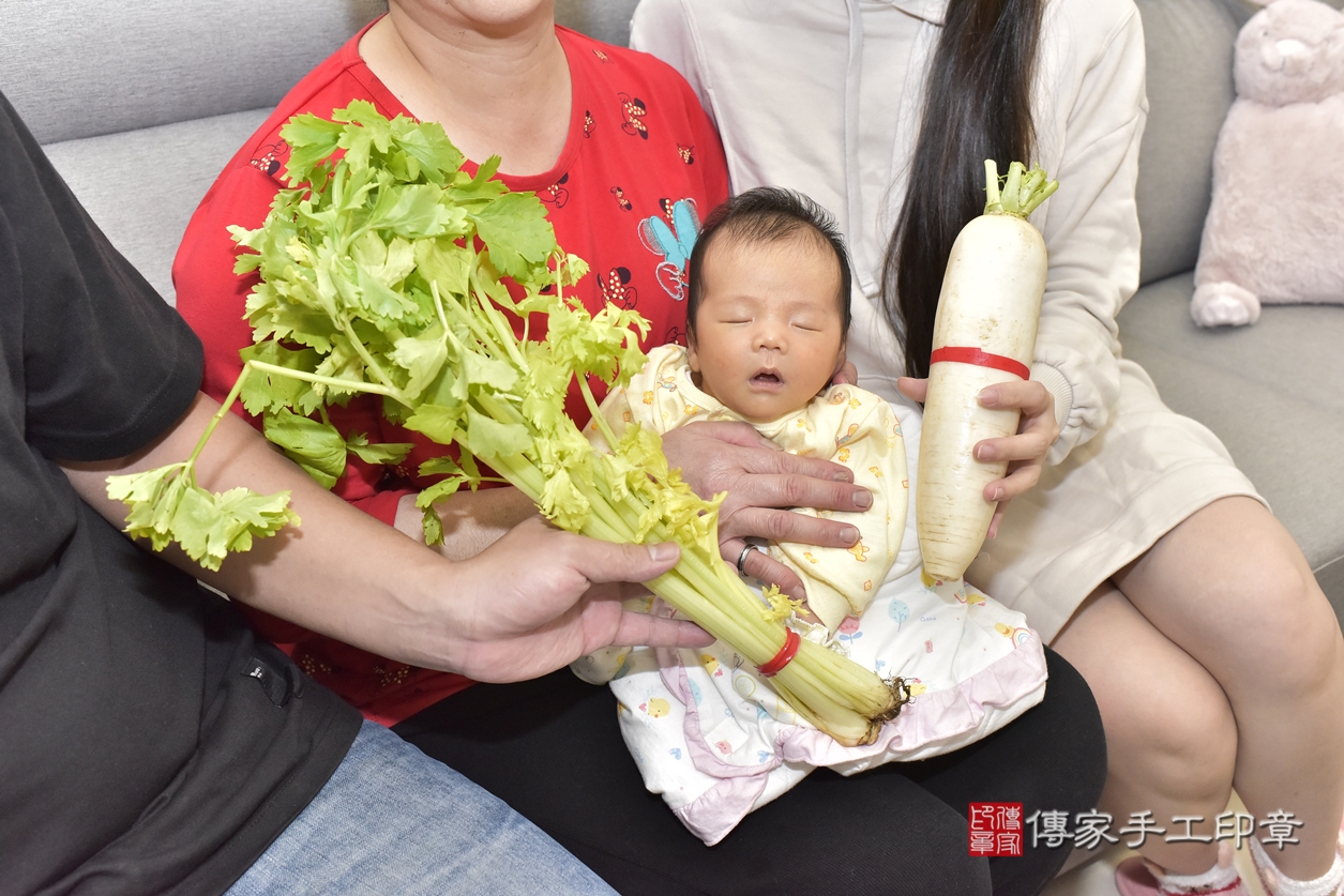 剃胎毛、滿月剃頭、嬰兒剃頭、嬰兒理髮、嬰兒剃髮、嬰兒剃胎毛、嬰兒滿月剃頭、郭寶寶剃頭、剃胎毛儀式、剃胎毛吉祥話、滿月剃頭儀式、滿月剃頭吉祥話、郭寶寶剃胎毛、郭寶寶滿月剃頭理髮、 新北市三重區剃胎毛、新北市三重區滿月剃頭、新北市三重區嬰兒剃頭剃胎毛、新北市三重區嬰兒理髮、新北市嬰兒剃髮、 郭寶寶(新北市三重區到府嬰兒郭寶寶滿月剃頭理髮、到府嬰兒剃胎毛儀式吉祥話)。到府剃頭剃胎毛主持、專業拍照、DVD光碟、證書。★購買「臍帶章、肚臍章、胎毛筆刷印章」贈送：剃頭、收涎、抓周，三選一。2022.03.10照片15