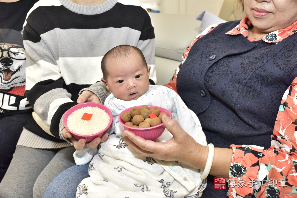 剃胎毛、滿月剃頭、嬰兒剃頭、嬰兒理髮、嬰兒剃髮、嬰兒剃胎毛、嬰兒滿月剃頭、陳寶寶剃頭、剃胎毛儀式、剃胎毛吉祥話、滿月剃頭儀式、滿月剃頭吉祥話、陳寶寶剃胎毛、陳寶寶滿月剃頭理髮、 新北市林口區剃胎毛、新北市林口區滿月剃頭、新北市林口區嬰兒剃頭剃胎毛、新北市林口區嬰兒理髮、新北市嬰兒剃髮、 陳寶寶(新北市林口區到府嬰兒陳寶寶滿月剃頭理髮、到府嬰兒剃胎毛儀式吉祥話)。到府剃頭剃胎毛主持、專業拍照、DVD光碟、證書。★購買「臍帶章、肚臍章、胎毛筆刷印章」贈送：剃頭、收涎、抓周，三選一。2022.03.10照片9