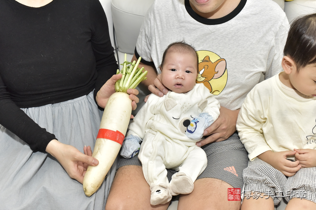 剃胎毛、滿月剃頭、嬰兒剃頭、嬰兒理髮、嬰兒剃髮、嬰兒剃胎毛、嬰兒滿月剃頭、何寶寶剃頭、剃胎毛儀式、剃胎毛吉祥話、滿月剃頭儀式、滿月剃頭吉祥話、何寶寶剃胎毛、何寶寶滿月剃頭理髮、 新北市新莊區剃胎毛、新北市新莊區滿月剃頭、新北市新莊區嬰兒剃頭剃胎毛、新北市新莊區嬰兒理髮、新北市嬰兒剃髮、 何寶寶(新北市新莊區到府嬰兒何寶寶滿月剃頭理髮、到府嬰兒剃胎毛儀式吉祥話)。到府剃頭剃胎毛主持、專業拍照、DVD光碟、證書。★購買「臍帶章、肚臍章、胎毛筆刷印章」贈送：剃頭、收涎、抓周，三選一。2022.03.13照片17