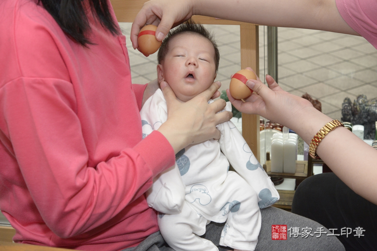 剃胎毛、滿月剃頭、嬰兒剃頭、嬰兒理髮、嬰兒剃髮、嬰兒剃胎毛、嬰兒滿月剃頭、張寶寶剃頭、剃胎毛儀式、剃胎毛吉祥話、滿月剃頭儀式、滿月剃頭吉祥話、張寶寶剃胎毛、張寶寶滿月剃頭理髮、 新北市永和區剃胎毛、新北市永和區滿月剃頭、新北市永和區嬰兒剃頭剃胎毛、新北市永和區嬰兒理髮、新北市嬰兒剃髮、 張寶寶(新北市永和區嬰兒張寶寶滿月剃頭理髮、嬰兒剃胎毛儀式吉祥話)。中國風會場，爸媽寶貝穿「日中韓」古裝禮服。專業拍照、DVD光碟、證書。★購買「臍帶章、肚臍章、胎毛筆刷印章」贈送：剃頭、收涎、抓周，三選一。2022.03.16照片6