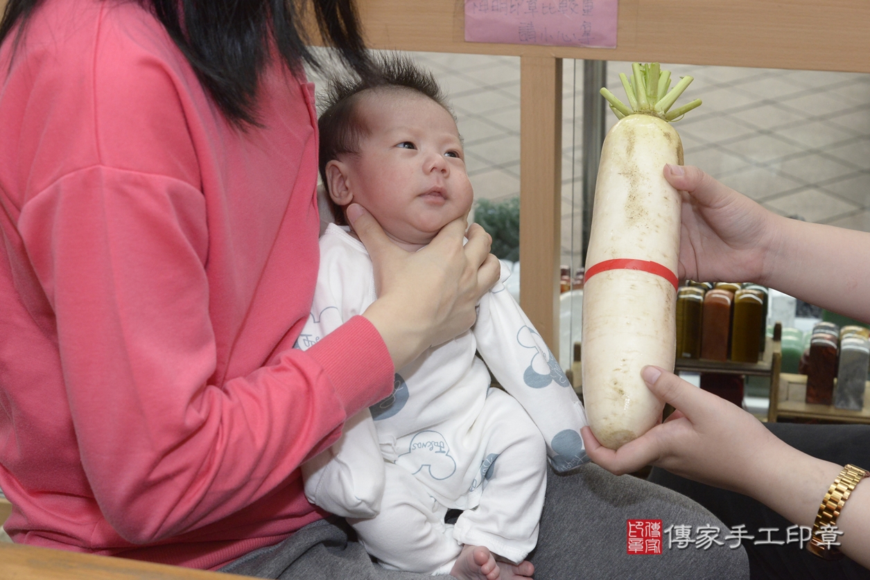 剃胎毛、滿月剃頭、嬰兒剃頭、嬰兒理髮、嬰兒剃髮、嬰兒剃胎毛、嬰兒滿月剃頭、張寶寶剃頭、剃胎毛儀式、剃胎毛吉祥話、滿月剃頭儀式、滿月剃頭吉祥話、張寶寶剃胎毛、張寶寶滿月剃頭理髮、 新北市永和區剃胎毛、新北市永和區滿月剃頭、新北市永和區嬰兒剃頭剃胎毛、新北市永和區嬰兒理髮、新北市嬰兒剃髮、 張寶寶(新北市永和區嬰兒張寶寶滿月剃頭理髮、嬰兒剃胎毛儀式吉祥話)。中國風會場，爸媽寶貝穿「日中韓」古裝禮服。專業拍照、DVD光碟、證書。★購買「臍帶章、肚臍章、胎毛筆刷印章」贈送：剃頭、收涎、抓周，三選一。2022.03.16照片19