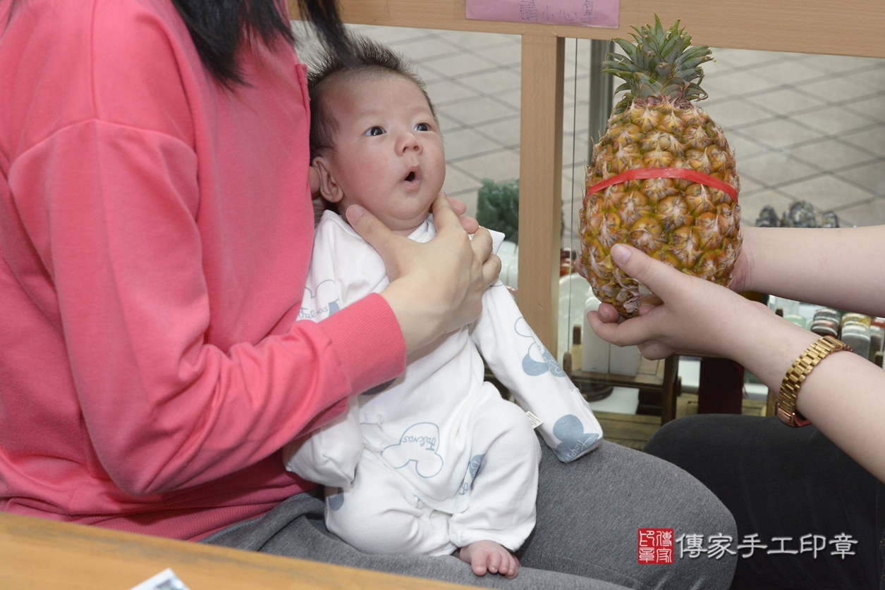 剃胎毛、滿月剃頭、嬰兒剃頭、嬰兒理髮、嬰兒剃髮、嬰兒剃胎毛、嬰兒滿月剃頭、張寶寶剃頭、剃胎毛儀式、剃胎毛吉祥話、滿月剃頭儀式、滿月剃頭吉祥話、張寶寶剃胎毛、張寶寶滿月剃頭理髮、 新北市永和區剃胎毛、新北市永和區滿月剃頭、新北市永和區嬰兒剃頭剃胎毛、新北市永和區嬰兒理髮、新北市嬰兒剃髮、 張寶寶(新北市永和區嬰兒張寶寶滿月剃頭理髮、嬰兒剃胎毛儀式吉祥話)。中國風會場，爸媽寶貝穿「日中韓」古裝禮服。專業拍照、DVD光碟、證書。★購買「臍帶章、肚臍章、胎毛筆刷印章」贈送：剃頭、收涎、抓周，三選一。2022.03.16照片21