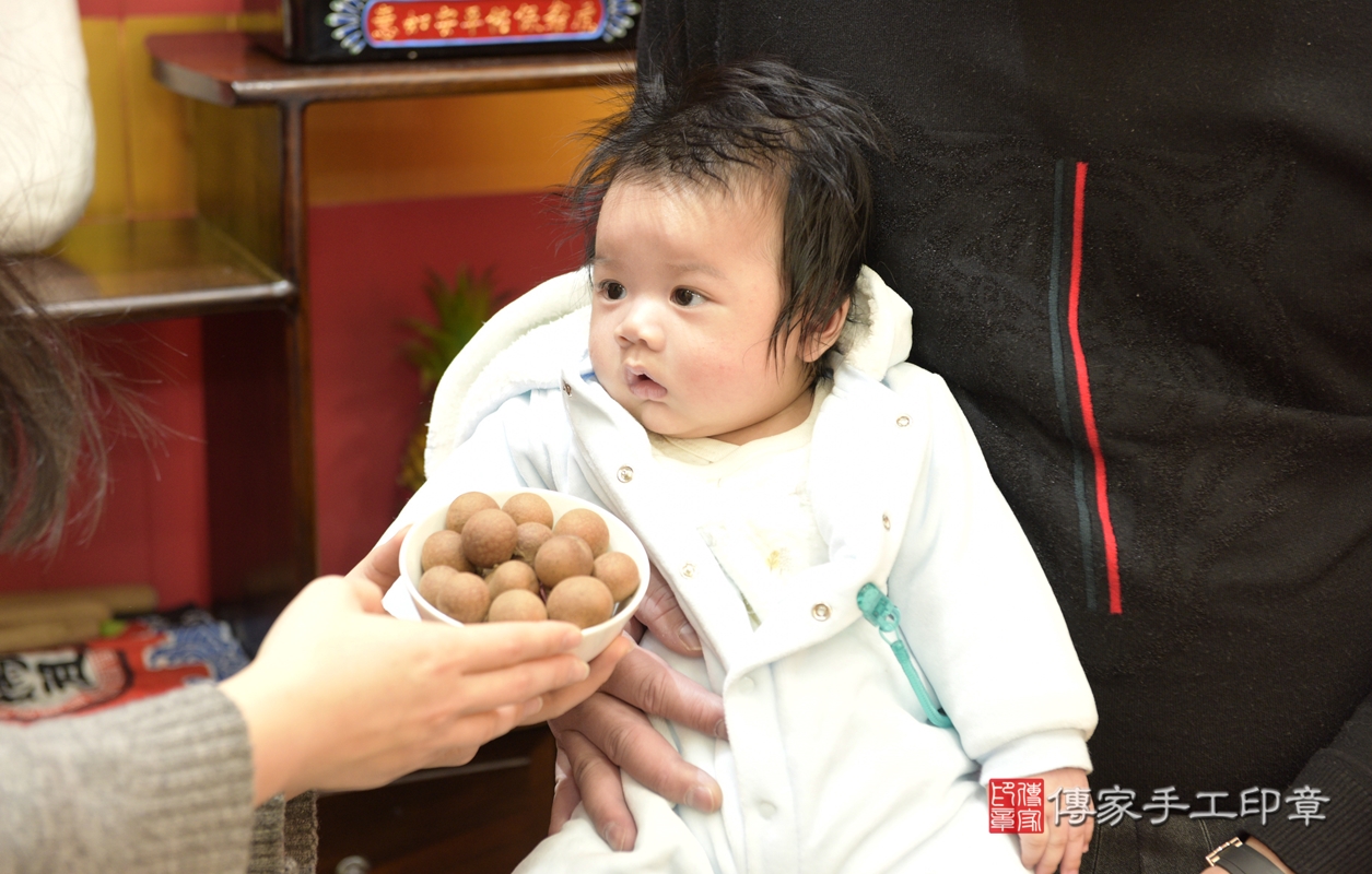 剃胎毛、滿月剃頭、嬰兒剃頭、嬰兒理髮、嬰兒剃髮、嬰兒剃胎毛、嬰兒滿月剃頭、寶寶剃頭、剃胎毛儀式、剃胎毛吉祥話、滿月剃頭儀式、滿月剃頭吉祥話、寶寶剃胎毛、寶寶滿月剃頭理髮、 桃園市八德區剃胎毛、桃園市八德區滿月剃頭、桃園市八德區嬰兒剃頭剃胎毛、桃園市八德區嬰兒理髮、桃園市嬰兒剃髮、 黃寶寶(桃園市八德區嬰兒寶寶滿月剃頭理髮、嬰兒剃胎毛儀式吉祥話)。中國風會場，爸媽寶貝穿「日中韓」古裝禮服。專業拍照、DVD光碟、證書。★購買「臍帶章、肚臍章、胎毛筆刷印章」贈送：剃頭、收涎、抓周，三選一。2022.01.10照片14