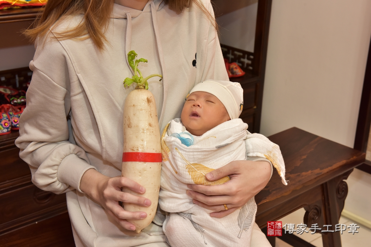 剃胎毛、滿月剃頭、嬰兒剃頭、嬰兒理髮、嬰兒剃髮、嬰兒剃胎毛、嬰兒滿月剃頭、寶寶剃頭、剃胎毛儀式、剃胎毛吉祥話、滿月剃頭儀式、滿月剃頭吉祥話、寶寶剃胎毛、寶寶滿月剃頭理髮、 新竹市香山區剃胎毛、新竹市香山區滿月剃頭、新竹市香山區嬰兒剃頭剃胎毛、新竹市香山區嬰兒理髮、新竹市嬰兒剃髮、 黃寶寶(新竹市香山區嬰兒寶寶滿月剃頭理髮、嬰兒剃胎毛儀式吉祥話)。中國風會場，爸媽寶貝穿「日中韓」古裝禮服。專業拍照、DVD光碟、證書。★購買「臍帶章、肚臍章、胎毛筆刷印章」贈送：剃頭、收涎、抓周，三選一。2021.12.23照片29