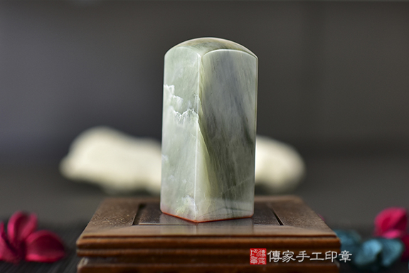 含住了很多髮絲的水晶~全手工噴砂~頂級綠髮彩玉公司印章 傳家印章台中店。2022.09.22