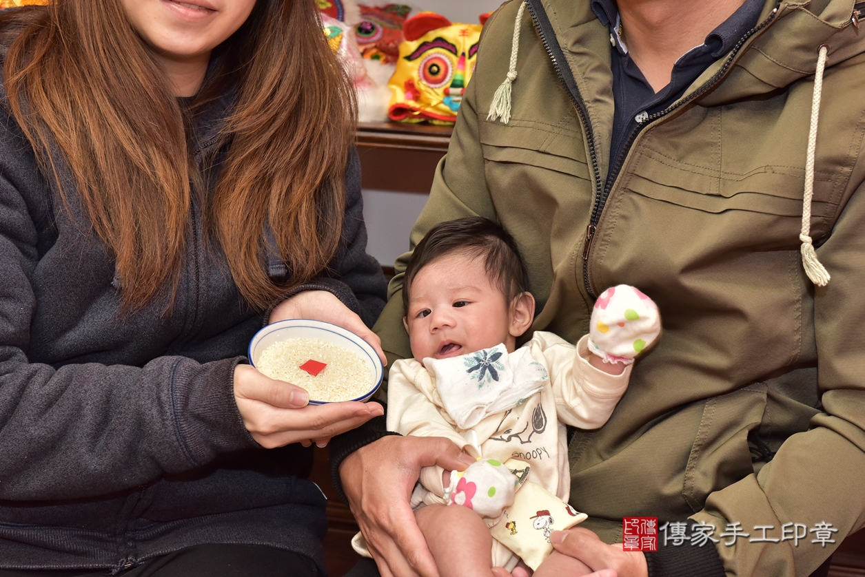 剃胎毛、滿月剃頭、嬰兒剃頭、嬰兒理髮、嬰兒剃髮、嬰兒剃胎毛、嬰兒滿月剃頭、寶寶剃頭、剃胎毛儀式、剃胎毛吉祥話、滿月剃頭儀式、滿月剃頭吉祥話、寶寶剃胎毛、寶寶滿月剃頭理髮、 新竹市香山區剃胎毛、新竹市香山區滿月剃頭、新竹市香山區嬰兒剃頭剃胎毛、新竹市香山區嬰兒理髮、新竹市嬰兒剃髮、 熊寶寶(新竹市香山區嬰兒寶寶滿月剃頭理髮、嬰兒剃胎毛儀式吉祥話)。中國風會場，爸媽寶貝穿「日中韓」古裝禮服。專業拍照、DVD光碟、證書。★購買「臍帶章、肚臍章、胎毛筆刷印章」贈送：剃頭、收涎、抓周，三選一。2021.12.27照片13