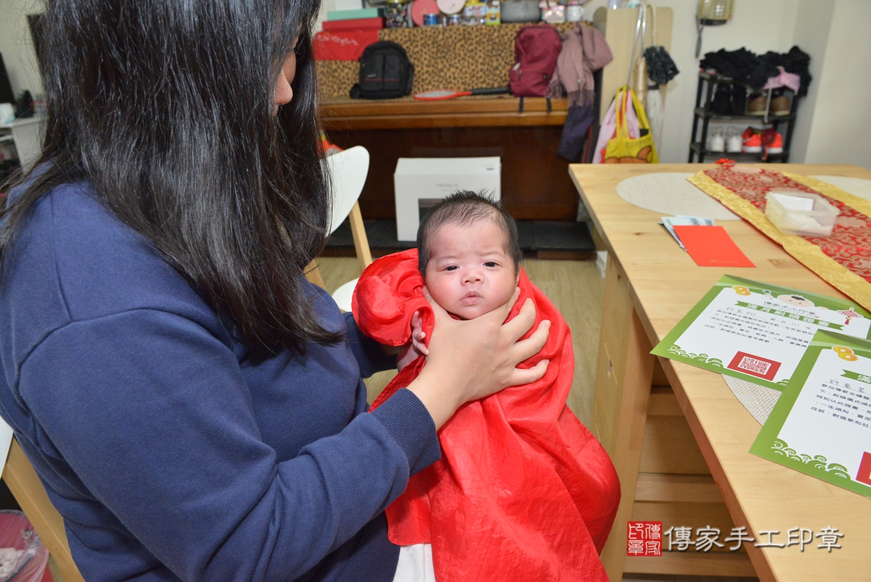 剃胎毛、滿月剃頭、嬰兒剃頭、嬰兒理髮、嬰兒剃髮、嬰兒剃胎毛、嬰兒滿月剃頭、寶寶剃頭、剃胎毛儀式、剃胎毛吉祥話、滿月剃頭儀式、滿月剃頭吉祥話、寶寶剃胎毛、寶寶滿月剃頭理髮、 新竹市東區剃胎毛、新竹市東區滿月剃頭、新竹市東區嬰兒剃頭剃胎毛、新竹市東區嬰兒理髮、新竹市嬰兒剃髮、 許寶寶(新竹市東區到府嬰兒寶寶滿月剃頭理髮、到府嬰兒剃胎毛儀式吉祥話)。到府剃頭剃胎毛主持、專業拍照、DVD光碟、證書。★購買「臍帶章、肚臍章、胎毛筆刷印章」贈送：剃頭、收涎、抓周，三選一。2022.01.01照片9