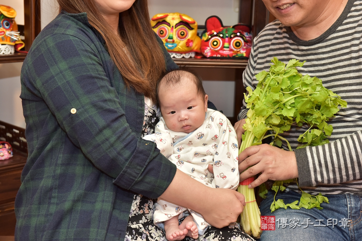 剃胎毛、滿月剃頭、嬰兒剃頭、嬰兒理髮、嬰兒剃髮、嬰兒剃胎毛、嬰兒滿月剃頭、寶寶剃頭、剃胎毛儀式、剃胎毛吉祥話、滿月剃頭儀式、滿月剃頭吉祥話、寶寶剃胎毛、寶寶滿月剃頭理髮、 新竹市香山區剃胎毛、新竹市香山區滿月剃頭、新竹市香山區嬰兒剃頭剃胎毛、新竹市香山區嬰兒理髮、新竹市嬰兒剃髮、 寶貝(新竹市香山區嬰兒寶寶滿月剃頭理髮、嬰兒剃胎毛儀式吉祥話)。中國風會場，爸媽寶貝穿「日中韓」古裝禮服。專業拍照、DVD光碟、證書。★購買「臍帶章、肚臍章、胎毛筆刷印章」贈送：剃頭、收涎、抓周，三選一。2022.01.03照片18