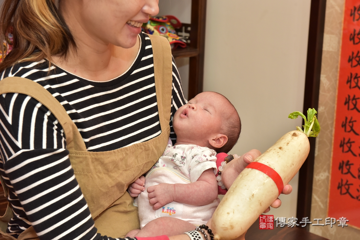 剃胎毛、滿月剃頭、嬰兒剃頭、嬰兒理髮、嬰兒剃髮、嬰兒剃胎毛、嬰兒滿月剃頭、寶寶剃頭、剃胎毛儀式、剃胎毛吉祥話、滿月剃頭儀式、滿月剃頭吉祥話、寶寶剃胎毛、寶寶滿月剃頭理髮、 新竹市香山區剃胎毛、新竹市香山區滿月剃頭、新竹市香山區嬰兒剃頭剃胎毛、新竹市香山區嬰兒理髮、新竹市嬰兒剃髮、 張寶寶(新竹市香山區嬰兒寶寶滿月剃頭理髮、嬰兒剃胎毛儀式吉祥話)。中國風會場，爸媽張寶寶穿「日中韓」古裝禮服。專業拍照、DVD光碟、證書。★購買「臍帶章、肚臍章、胎毛筆刷印章」贈送：剃頭、收涎、抓周，三選一。2022.01.05照片7