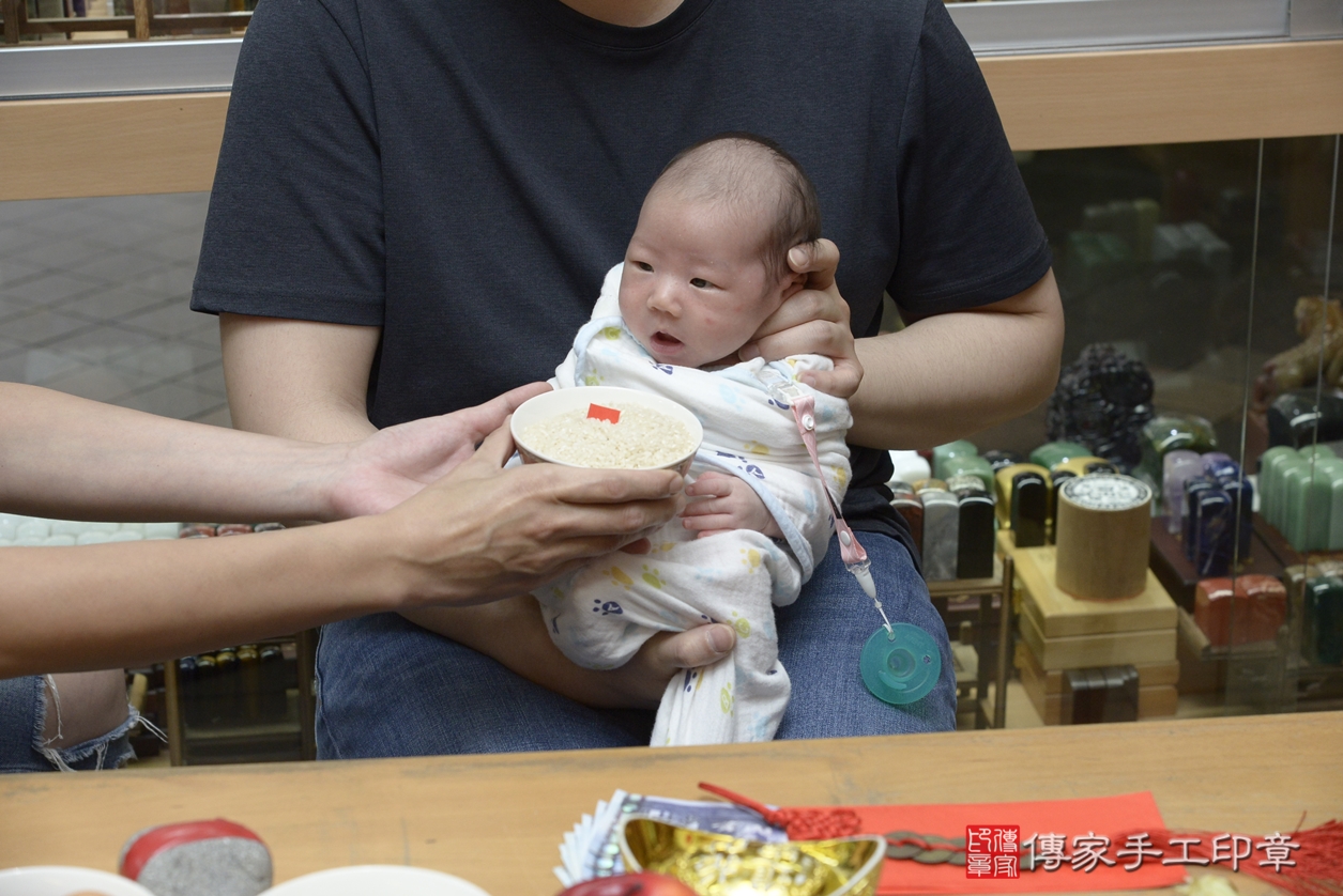 剃胎毛、滿月剃頭、嬰兒剃頭、嬰兒理髮、嬰兒剃髮、嬰兒剃胎毛、嬰兒滿月剃頭、周寶寶剃頭、剃胎毛儀式、剃胎毛吉祥話、滿月剃頭儀式、滿月剃頭吉祥話、周寶寶剃胎毛、周寶寶滿月剃頭理髮、 新北市永和區剃胎毛、新北市永和區滿月剃頭、新北市永和區嬰兒剃頭剃胎毛、新北市永和區嬰兒理髮、新北市嬰兒剃髮、 周寶寶(新北市永和區嬰兒周寶寶滿月剃頭理髮、嬰兒剃胎毛儀式吉祥話)。中國風會場，爸媽寶貝穿「日中韓」古裝禮服。專業拍照、DVD光碟、證書。★購買「臍帶章、肚臍章、胎毛筆刷印章」贈送：剃頭、收涎、抓周，三選一。2022.05.29照片11