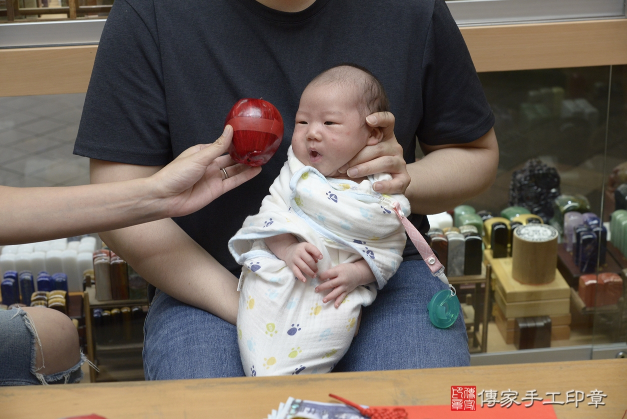 剃胎毛、滿月剃頭、嬰兒剃頭、嬰兒理髮、嬰兒剃髮、嬰兒剃胎毛、嬰兒滿月剃頭、周寶寶剃頭、剃胎毛儀式、剃胎毛吉祥話、滿月剃頭儀式、滿月剃頭吉祥話、周寶寶剃胎毛、周寶寶滿月剃頭理髮、 新北市永和區剃胎毛、新北市永和區滿月剃頭、新北市永和區嬰兒剃頭剃胎毛、新北市永和區嬰兒理髮、新北市嬰兒剃髮、 周寶寶(新北市永和區嬰兒周寶寶滿月剃頭理髮、嬰兒剃胎毛儀式吉祥話)。中國風會場，爸媽寶貝穿「日中韓」古裝禮服。專業拍照、DVD光碟、證書。★購買「臍帶章、肚臍章、胎毛筆刷印章」贈送：剃頭、收涎、抓周，三選一。2022.05.29照片13