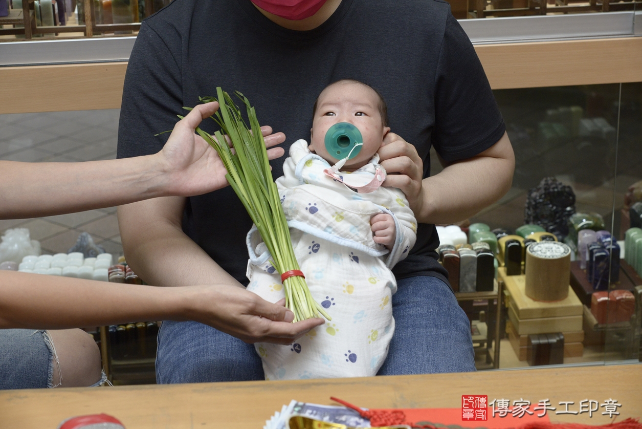 剃胎毛、滿月剃頭、嬰兒剃頭、嬰兒理髮、嬰兒剃髮、嬰兒剃胎毛、嬰兒滿月剃頭、周寶寶剃頭、剃胎毛儀式、剃胎毛吉祥話、滿月剃頭儀式、滿月剃頭吉祥話、周寶寶剃胎毛、周寶寶滿月剃頭理髮、 新北市永和區剃胎毛、新北市永和區滿月剃頭、新北市永和區嬰兒剃頭剃胎毛、新北市永和區嬰兒理髮、新北市嬰兒剃髮、 周寶寶(新北市永和區嬰兒周寶寶滿月剃頭理髮、嬰兒剃胎毛儀式吉祥話)。中國風會場，爸媽寶貝穿「日中韓」古裝禮服。專業拍照、DVD光碟、證書。★購買「臍帶章、肚臍章、胎毛筆刷印章」贈送：剃頭、收涎、抓周，三選一。2022.05.29照片15