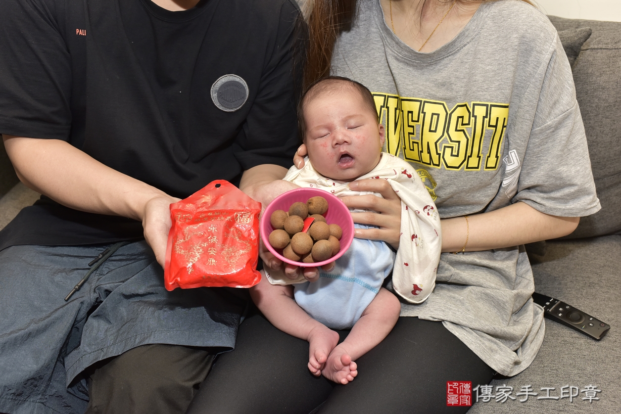 剃胎毛、滿月剃頭、嬰兒剃頭、嬰兒理髮、嬰兒剃髮、嬰兒剃胎毛、嬰兒滿月剃頭、小胖佛剃頭、剃胎毛儀式、剃胎毛吉祥話、滿月剃頭儀式、滿月剃頭吉祥話、小胖佛剃胎毛、小胖佛滿月剃頭理髮、 新北市中和區剃胎毛、新北市中和區滿月剃頭、新北市中和區嬰兒剃頭剃胎毛、新北市中和區嬰兒理髮、新北市中嬰兒剃髮、 小胖佛(新北市中和區到府嬰兒小胖佛滿月剃頭理髮、到府嬰兒剃胎毛儀式吉祥話)。到府剃頭剃胎毛主持、專業拍照、DVD光碟、證書。★購買「臍帶章、肚臍章、胎毛筆刷印章」贈送：剃頭、收涎、抓周，三選一。2022.06.09照片9