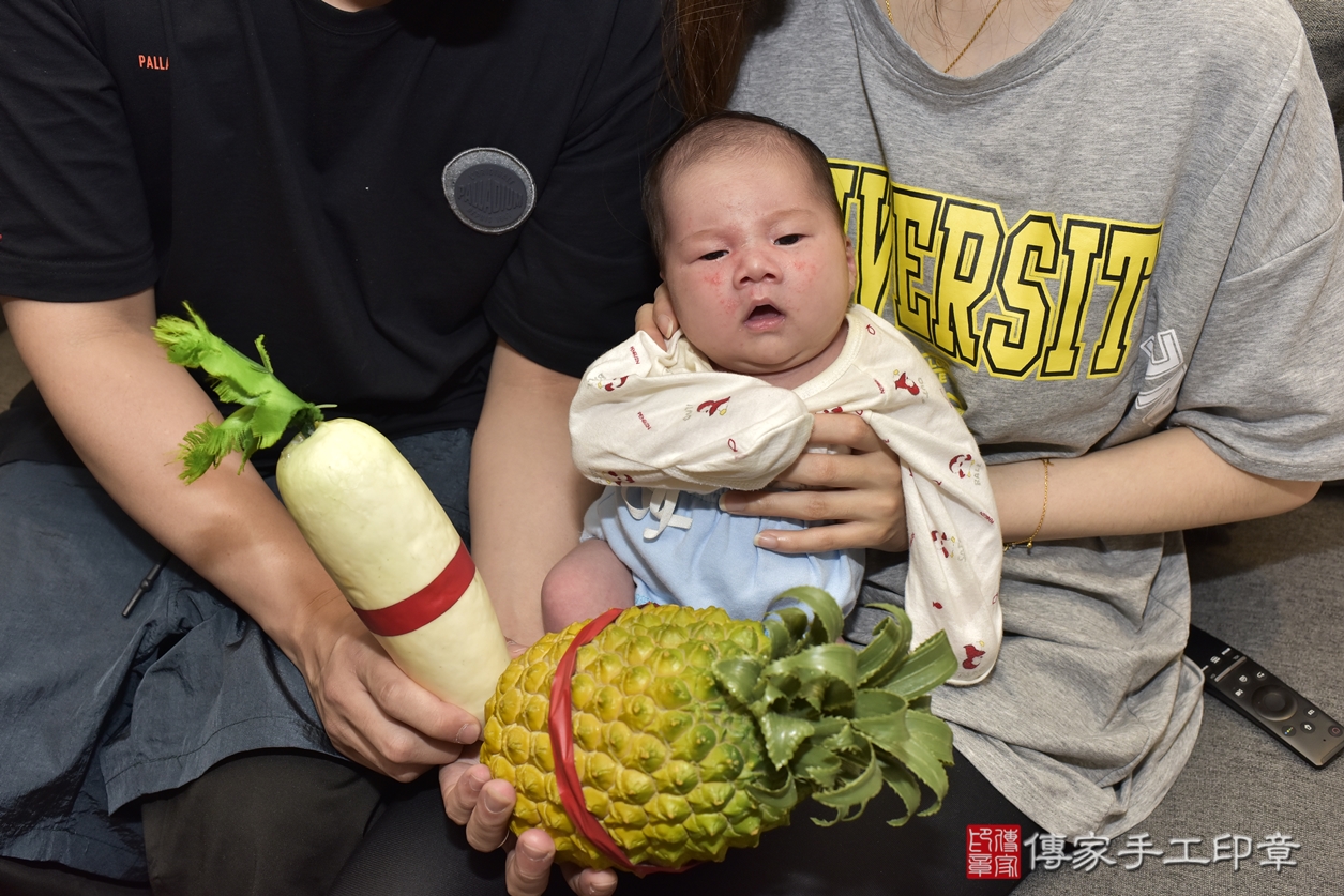 剃胎毛、滿月剃頭、嬰兒剃頭、嬰兒理髮、嬰兒剃髮、嬰兒剃胎毛、嬰兒滿月剃頭、小胖佛剃頭、剃胎毛儀式、剃胎毛吉祥話、滿月剃頭儀式、滿月剃頭吉祥話、小胖佛剃胎毛、小胖佛滿月剃頭理髮、 新北市中和區剃胎毛、新北市中和區滿月剃頭、新北市中和區嬰兒剃頭剃胎毛、新北市中和區嬰兒理髮、新北市中嬰兒剃髮、 小胖佛(新北市中和區到府嬰兒小胖佛滿月剃頭理髮、到府嬰兒剃胎毛儀式吉祥話)。到府剃頭剃胎毛主持、專業拍照、DVD光碟、證書。★購買「臍帶章、肚臍章、胎毛筆刷印章」贈送：剃頭、收涎、抓周，三選一。2022.06.09照片13