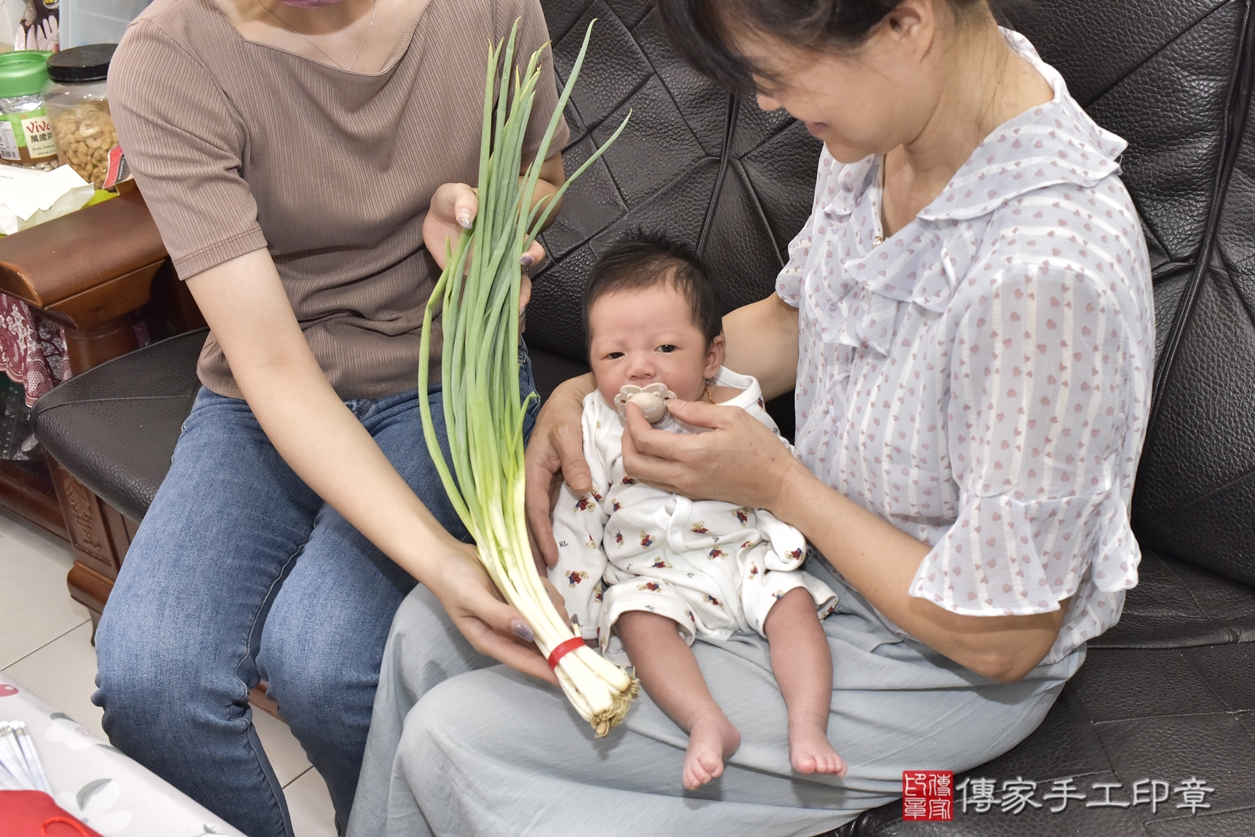 剃胎毛、滿月剃頭、嬰兒剃頭、嬰兒理髮、嬰兒剃髮、嬰兒剃胎毛、嬰兒滿月剃頭、江寶寶剃頭、剃胎毛儀式、剃胎毛吉祥話、滿月剃頭儀式、滿月剃頭吉祥話、江寶寶剃胎毛、江寶寶滿月剃頭理髮、 台北市淡水區剃胎毛、台北市淡水區滿月剃頭、台北市淡水區嬰兒剃頭剃胎毛、台北市淡水區嬰兒理髮、台北市中嬰兒剃髮、 江寶寶(台北市淡水區到府嬰兒江寶寶滿月剃頭理髮、到府嬰兒剃胎毛儀式吉祥話)。到府剃頭剃胎毛主持、專業拍照、DVD光碟、證書。★購買「臍帶章、肚臍章、胎毛筆刷印章」贈送：剃頭、收涎、抓周，三選一。2022.06.29照片18