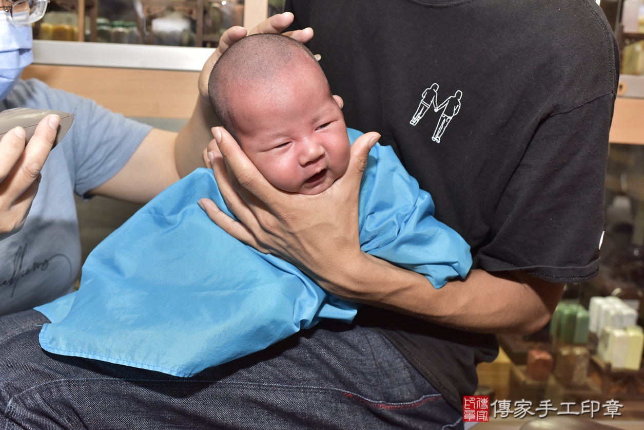 剃胎毛、滿月剃頭、嬰兒剃頭、嬰兒理髮、嬰兒剃髮、嬰兒剃胎毛、嬰兒滿月剃頭、曾寶寶剃頭、剃胎毛儀式、剃胎毛吉祥話、滿月剃頭儀式、滿月剃頭吉祥話、曾寶寶剃胎毛、曾寶寶滿月剃頭理髮、 新北市永和區剃胎毛、新北市永和區滿月剃頭、新北市永和區嬰兒剃頭剃胎毛、新北市永和區嬰兒理髮、新北市中嬰兒剃髮、 曾寶寶(新北市永和區嬰兒曾寶寶滿月剃頭理髮、嬰兒剃胎毛儀式吉祥話)。中國風會場，爸媽寶貝穿「日中韓」古裝禮服。專業拍照、DVD光碟、證書。★購買「臍帶章、肚臍章、胎毛筆刷印章」贈送：剃頭、收涎、抓周，三選一。2022.07.03照片21