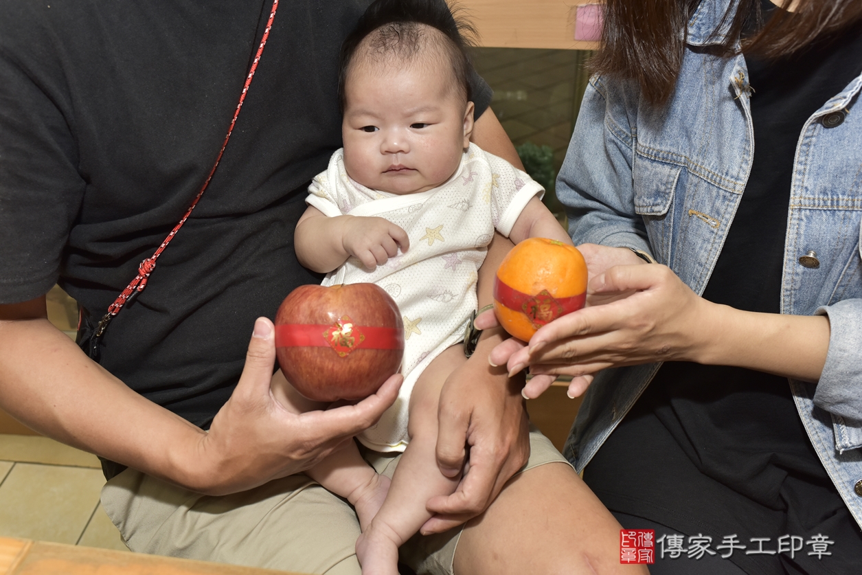 剃胎毛、滿月剃頭、嬰兒剃頭、嬰兒理髮、嬰兒剃髮、嬰兒剃胎毛、嬰兒滿月剃頭、吳寶寶剃頭、剃胎毛儀式、剃胎毛吉祥話、滿月剃頭儀式、滿月剃頭吉祥話、吳寶寶剃胎毛、吳寶寶滿月剃頭理髮、 新北市永和區剃胎毛、新北市永和區滿月剃頭、新北市永和區嬰兒剃頭剃胎毛、新北市永和區嬰兒理髮、新北市中嬰兒剃髮、 吳寶寶(新北市永和區嬰兒吳寶寶滿月剃頭理髮、嬰兒剃胎毛儀式吉祥話)。中國風會場，爸媽寶貝穿「日中韓」古裝禮服。專業拍照、DVD光碟、證書。★購買「臍帶章、肚臍章、胎毛筆刷印章」贈送：剃頭、收涎、抓周，三選一。2022.07.13照片9