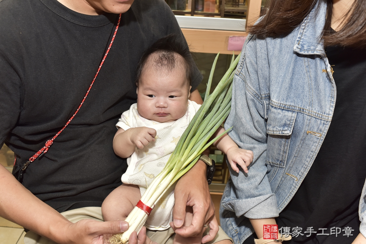 剃胎毛、滿月剃頭、嬰兒剃頭、嬰兒理髮、嬰兒剃髮、嬰兒剃胎毛、嬰兒滿月剃頭、吳寶寶剃頭、剃胎毛儀式、剃胎毛吉祥話、滿月剃頭儀式、滿月剃頭吉祥話、吳寶寶剃胎毛、吳寶寶滿月剃頭理髮、 新北市永和區剃胎毛、新北市永和區滿月剃頭、新北市永和區嬰兒剃頭剃胎毛、新北市永和區嬰兒理髮、新北市中嬰兒剃髮、 吳寶寶(新北市永和區嬰兒吳寶寶滿月剃頭理髮、嬰兒剃胎毛儀式吉祥話)。中國風會場，爸媽寶貝穿「日中韓」古裝禮服。專業拍照、DVD光碟、證書。★購買「臍帶章、肚臍章、胎毛筆刷印章」贈送：剃頭、收涎、抓周，三選一。2022.07.13照片13