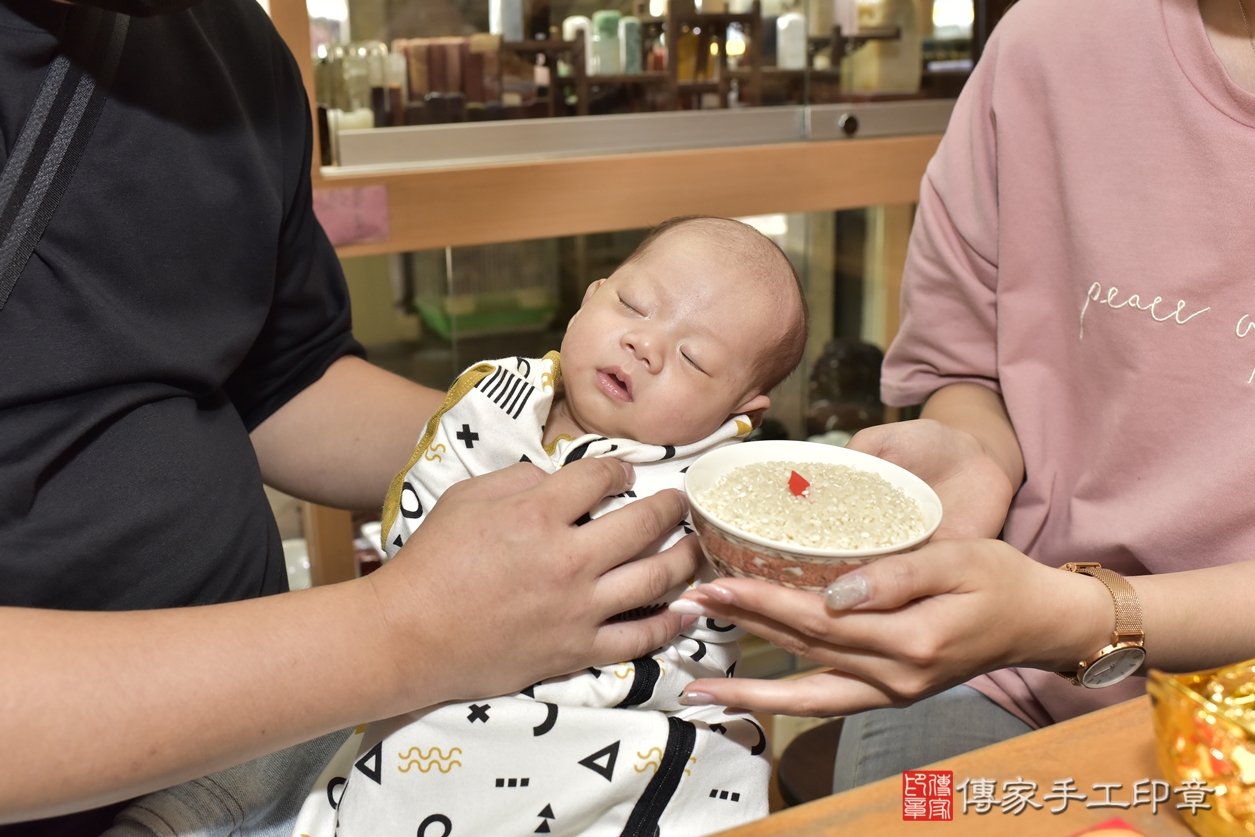 剃胎毛、滿月剃頭、嬰兒剃頭、嬰兒理髮、嬰兒剃髮、嬰兒剃胎毛、嬰兒滿月剃頭、林寶寶剃頭、剃胎毛儀式、剃胎毛吉祥話、滿月剃頭儀式、滿月剃頭吉祥話、林寶寶剃胎毛、林寶寶滿月剃頭理髮、 新北市永和區剃胎毛、新北市永和區滿月剃頭、新北市永和區嬰兒剃頭剃胎毛、新北市永和區嬰兒理髮、新北市中嬰兒剃髮、 林寶寶(新北市永和區嬰兒林寶寶滿月剃頭理髮、嬰兒剃胎毛儀式吉祥話)。中國風會場，爸媽寶貝穿「日中韓」古裝禮服。專業拍照、DVD光碟、證書。★購買「臍帶章、肚臍章、胎毛筆刷印章」贈送：剃頭、收涎、抓周，三選一。2022.07.15照片9