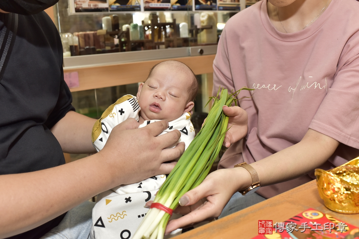 剃胎毛、滿月剃頭、嬰兒剃頭、嬰兒理髮、嬰兒剃髮、嬰兒剃胎毛、嬰兒滿月剃頭、林寶寶剃頭、剃胎毛儀式、剃胎毛吉祥話、滿月剃頭儀式、滿月剃頭吉祥話、林寶寶剃胎毛、林寶寶滿月剃頭理髮、 新北市永和區剃胎毛、新北市永和區滿月剃頭、新北市永和區嬰兒剃頭剃胎毛、新北市永和區嬰兒理髮、新北市中嬰兒剃髮、 林寶寶(新北市永和區嬰兒林寶寶滿月剃頭理髮、嬰兒剃胎毛儀式吉祥話)。中國風會場，爸媽寶貝穿「日中韓」古裝禮服。專業拍照、DVD光碟、證書。★購買「臍帶章、肚臍章、胎毛筆刷印章」贈送：剃頭、收涎、抓周，三選一。2022.07.15照片15