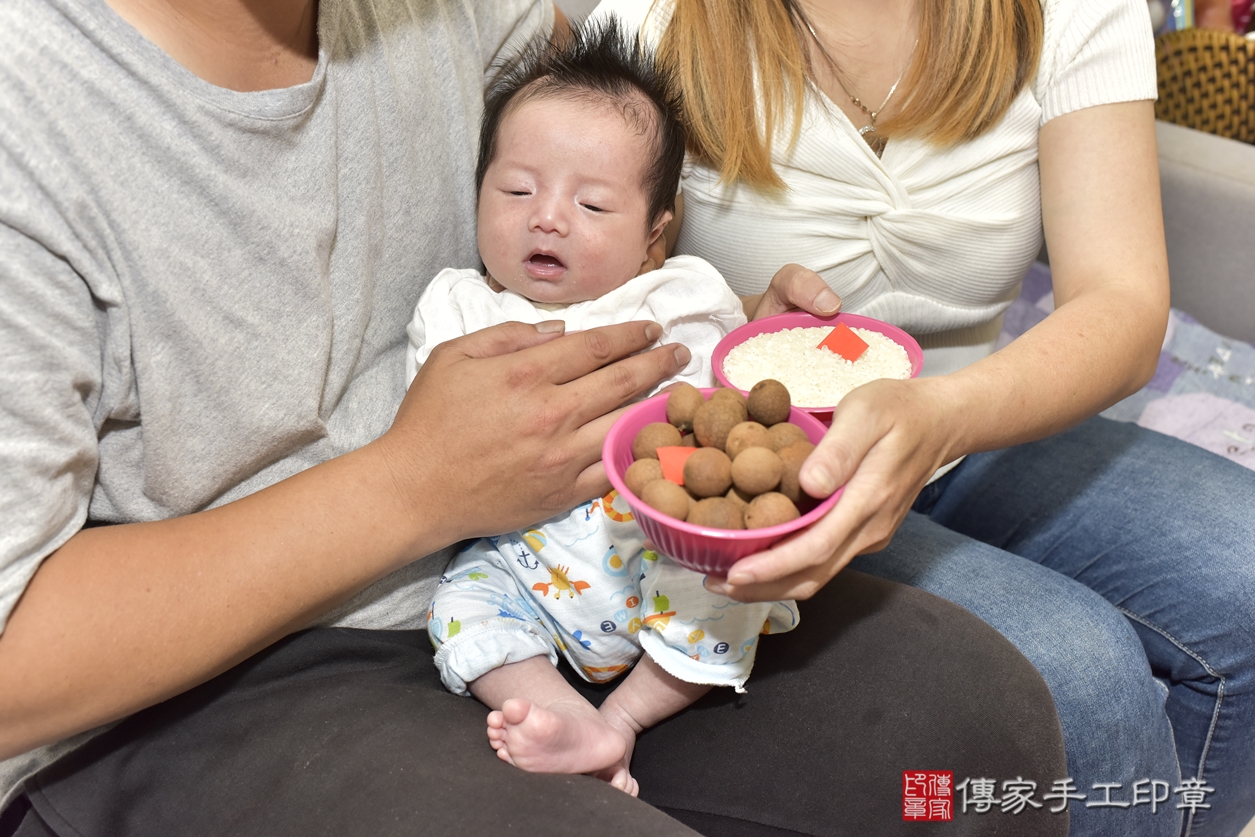 剃胎毛、滿月剃頭、嬰兒剃頭、嬰兒理髮、嬰兒剃髮、嬰兒剃胎毛、嬰兒滿月剃頭、游寶寶剃頭、剃胎毛儀式、剃胎毛吉祥話、滿月剃頭儀式、滿月剃頭吉祥話、游寶寶剃胎毛、游寶寶滿月剃頭理髮、 新北市鶯歌區剃胎毛、新北市鶯歌區滿月剃頭、新北市鶯歌區嬰兒剃頭剃胎毛、新北市鶯歌區嬰兒理髮、新北市中嬰兒剃髮、 游寶寶(新北市鶯歌區到府嬰兒游寶寶滿月剃頭理髮、到府嬰兒剃胎毛儀式吉祥話)。到府剃頭剃胎毛主持、專業拍照、DVD光碟、證書。★購買「臍帶章、肚臍章、胎毛筆刷印章」贈送：剃頭、收涎、抓周，三選一。2022.07.30照片8