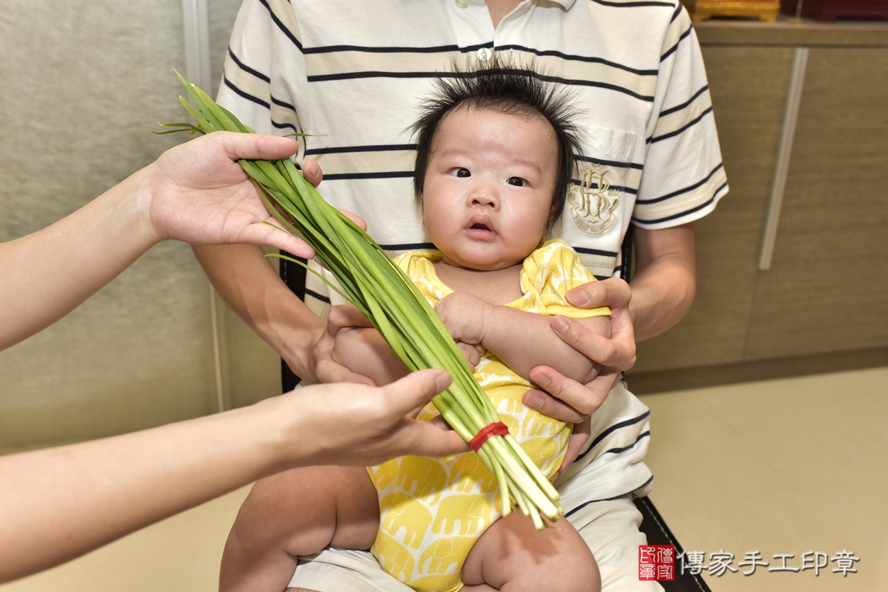 剃胎毛、滿月剃頭、嬰兒剃頭、嬰兒理髮、嬰兒剃髮、嬰兒剃胎毛、嬰兒滿月剃頭、張寶寶剃頭、剃胎毛儀式、剃胎毛吉祥話、滿月剃頭儀式、滿月剃頭吉祥話、張寶寶剃胎毛、張寶寶滿月剃頭理髮、 新北市新店區剃胎毛、新北市新店區滿月剃頭、新北市新店區嬰兒剃頭剃胎毛、新北市新店區嬰兒理髮、新北市中嬰兒剃髮、 張寶寶(新北市新店區到府嬰兒張寶寶滿月剃頭理髮、到府嬰兒剃胎毛儀式吉祥話)。到府剃頭剃胎毛主持、專業拍照、DVD光碟、證書。★購買「臍帶章、肚臍章、胎毛筆刷印章」贈送：剃頭、收涎、抓周，三選一。2022.07.31照片16