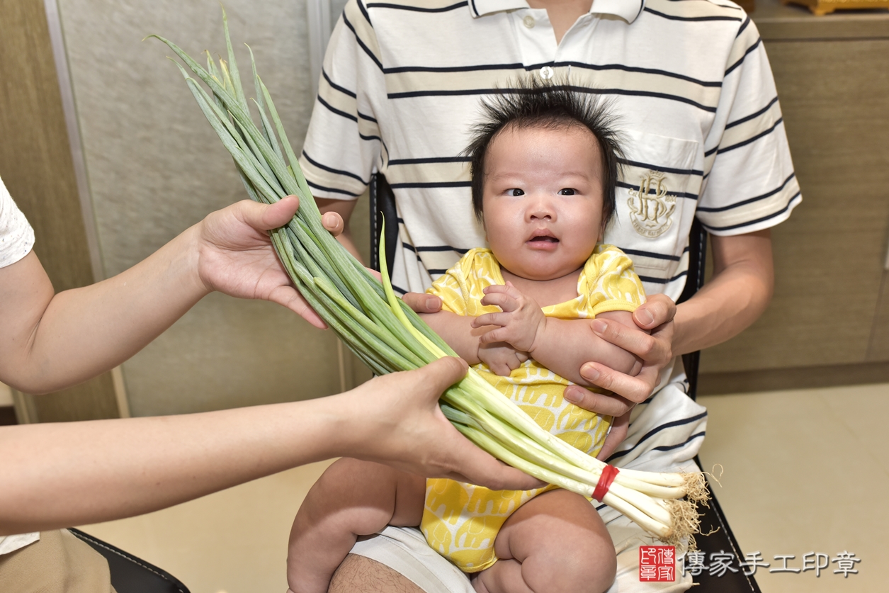 剃胎毛、滿月剃頭、嬰兒剃頭、嬰兒理髮、嬰兒剃髮、嬰兒剃胎毛、嬰兒滿月剃頭、張寶寶剃頭、剃胎毛儀式、剃胎毛吉祥話、滿月剃頭儀式、滿月剃頭吉祥話、張寶寶剃胎毛、張寶寶滿月剃頭理髮、 新北市新店區剃胎毛、新北市新店區滿月剃頭、新北市新店區嬰兒剃頭剃胎毛、新北市新店區嬰兒理髮、新北市中嬰兒剃髮、 張寶寶(新北市新店區到府嬰兒張寶寶滿月剃頭理髮、到府嬰兒剃胎毛儀式吉祥話)。到府剃頭剃胎毛主持、專業拍照、DVD光碟、證書。★購買「臍帶章、肚臍章、胎毛筆刷印章」贈送：剃頭、收涎、抓周，三選一。2022.07.31照片17