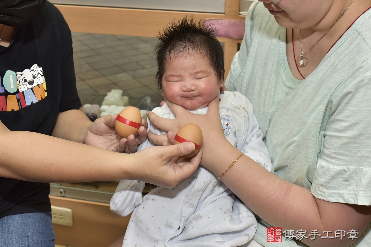 剃胎毛、滿月剃頭、嬰兒剃頭、嬰兒理髮、嬰兒剃髮、嬰兒剃胎毛、嬰兒滿月剃頭、吳寶寶剃頭、剃胎毛儀式、剃胎毛吉祥話、滿月剃頭儀式、滿月剃頭吉祥話、吳寶寶剃胎毛、吳寶寶滿月剃頭理髮、 新北市永和區剃胎毛、新北市永和區滿月剃頭、新北市永和區嬰兒剃頭剃胎毛、新北市永和區嬰兒理髮、新北市中嬰兒剃髮、 吳寶寶(新北市永和區嬰兒吳寶寶滿月剃頭理髮、嬰兒剃胎毛儀式吉祥話)。中國風會場，爸媽寶貝穿「日中韓」古裝禮服。專業拍照、DVD光碟、證書。★購買「臍帶章、肚臍章、胎毛筆刷印章」贈送：剃頭、收涎、抓周，三選一。2022.08.03照片5