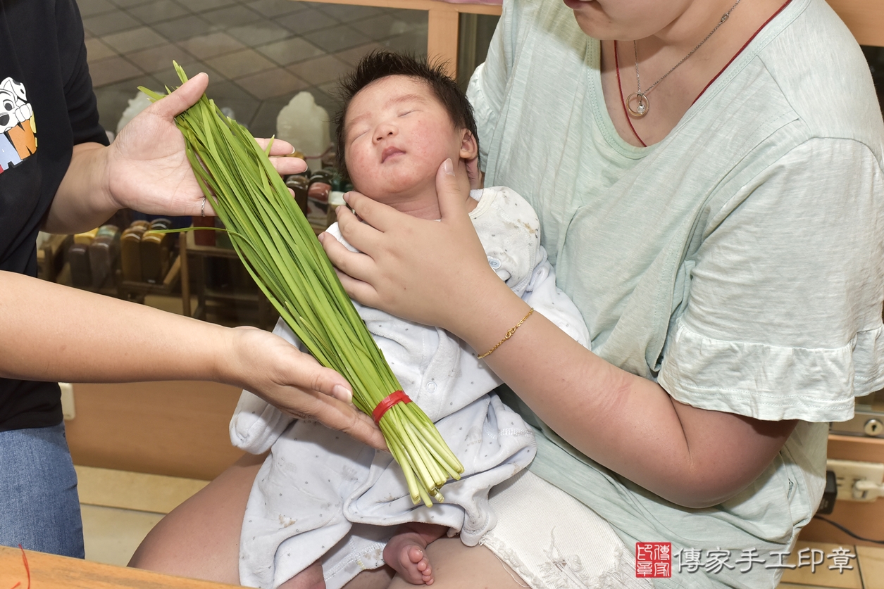 剃胎毛、滿月剃頭、嬰兒剃頭、嬰兒理髮、嬰兒剃髮、嬰兒剃胎毛、嬰兒滿月剃頭、吳寶寶剃頭、剃胎毛儀式、剃胎毛吉祥話、滿月剃頭儀式、滿月剃頭吉祥話、吳寶寶剃胎毛、吳寶寶滿月剃頭理髮、 新北市永和區剃胎毛、新北市永和區滿月剃頭、新北市永和區嬰兒剃頭剃胎毛、新北市永和區嬰兒理髮、新北市中嬰兒剃髮、 吳寶寶(新北市永和區嬰兒吳寶寶滿月剃頭理髮、嬰兒剃胎毛儀式吉祥話)。中國風會場，爸媽寶貝穿「日中韓」古裝禮服。專業拍照、DVD光碟、證書。★購買「臍帶章、肚臍章、胎毛筆刷印章」贈送：剃頭、收涎、抓周，三選一。2022.08.03照片16