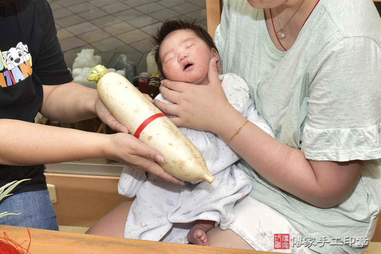 剃胎毛、滿月剃頭、嬰兒剃頭、嬰兒理髮、嬰兒剃髮、嬰兒剃胎毛、嬰兒滿月剃頭、吳寶寶剃頭、剃胎毛儀式、剃胎毛吉祥話、滿月剃頭儀式、滿月剃頭吉祥話、吳寶寶剃胎毛、吳寶寶滿月剃頭理髮、 新北市永和區剃胎毛、新北市永和區滿月剃頭、新北市永和區嬰兒剃頭剃胎毛、新北市永和區嬰兒理髮、新北市中嬰兒剃髮、 吳寶寶(新北市永和區嬰兒吳寶寶滿月剃頭理髮、嬰兒剃胎毛儀式吉祥話)。中國風會場，爸媽寶貝穿「日中韓」古裝禮服。專業拍照、DVD光碟、證書。★購買「臍帶章、肚臍章、胎毛筆刷印章」贈送：剃頭、收涎、抓周，三選一。2022.08.03照片20