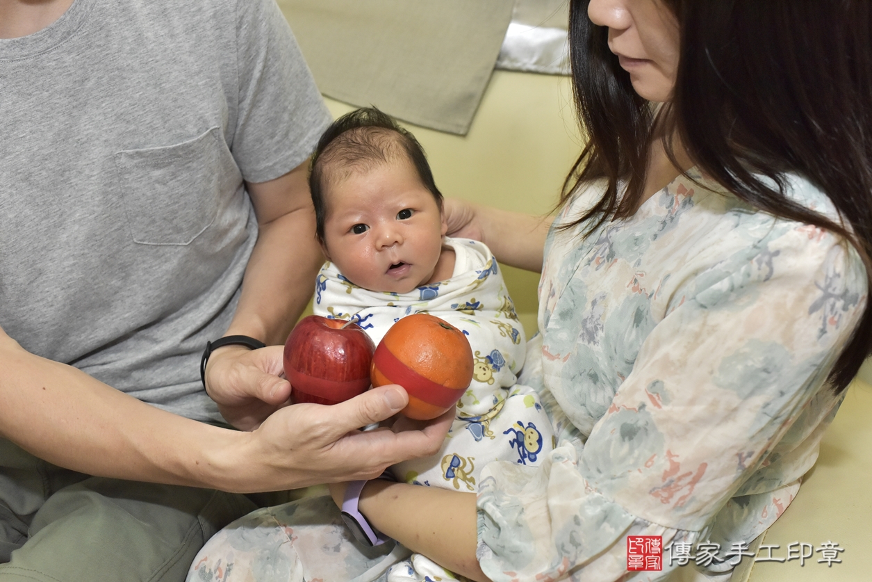 剃胎毛、滿月剃頭、嬰兒剃頭、嬰兒理髮、嬰兒剃髮、嬰兒剃胎毛、嬰兒滿月剃頭、張寶寶剃頭、剃胎毛儀式、剃胎毛吉祥話、滿月剃頭儀式、滿月剃頭吉祥話、張寶寶剃胎毛、張寶寶滿月剃頭理髮、 台北市信義區剃胎毛、台北市信義區滿月剃頭、台北市信義區嬰兒剃頭剃胎毛、台北市信義區嬰兒理髮、台北市中嬰兒剃髮、 張寶寶(台北市信義區到府嬰兒張寶寶滿月剃頭理髮、到府嬰兒剃胎毛儀式吉祥話)。到府剃頭剃胎毛主持、專業拍照、DVD光碟、證書。★購買「臍帶章、肚臍章、胎毛筆刷印章」贈送：剃頭、收涎、抓周，三選一。2022.08.03照片10