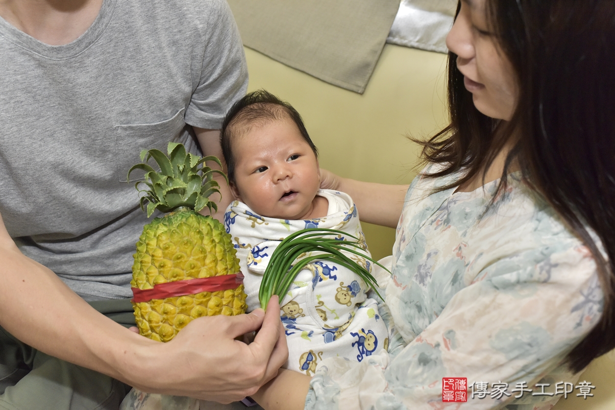 剃胎毛、滿月剃頭、嬰兒剃頭、嬰兒理髮、嬰兒剃髮、嬰兒剃胎毛、嬰兒滿月剃頭、張寶寶剃頭、剃胎毛儀式、剃胎毛吉祥話、滿月剃頭儀式、滿月剃頭吉祥話、張寶寶剃胎毛、張寶寶滿月剃頭理髮、 台北市信義區剃胎毛、台北市信義區滿月剃頭、台北市信義區嬰兒剃頭剃胎毛、台北市信義區嬰兒理髮、台北市中嬰兒剃髮、 張寶寶(台北市信義區到府嬰兒張寶寶滿月剃頭理髮、到府嬰兒剃胎毛儀式吉祥話)。到府剃頭剃胎毛主持、專業拍照、DVD光碟、證書。★購買「臍帶章、肚臍章、胎毛筆刷印章」贈送：剃頭、收涎、抓周，三選一。2022.08.03照片14