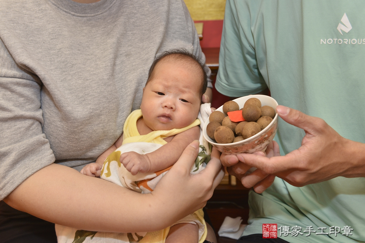 剃胎毛、滿月剃頭、嬰兒剃頭、嬰兒理髮、嬰兒剃髮、嬰兒剃胎毛、嬰兒滿月剃頭、鄭寶寶剃頭、剃胎毛儀式、剃胎毛吉祥話、滿月剃頭儀式、滿月剃頭吉祥話、鄭寶寶剃胎毛、鄭寶寶滿月剃頭理髮、 新北市永和區剃胎毛、新北市永和區滿月剃頭、新北市永和區嬰兒剃頭剃胎毛、新北市永和區嬰兒理髮、新北市中嬰兒剃髮、 鄭寶寶(新北市永和區嬰兒鄭寶寶滿月剃頭理髮、嬰兒剃胎毛儀式吉祥話)。中國風會場，爸媽寶貝穿「日中韓」古裝禮服。專業拍照、DVD光碟、證書。★購買「臍帶章、肚臍章、胎毛筆刷印章」贈送：剃頭、收涎、抓周，三選一。2022.08.03照片11