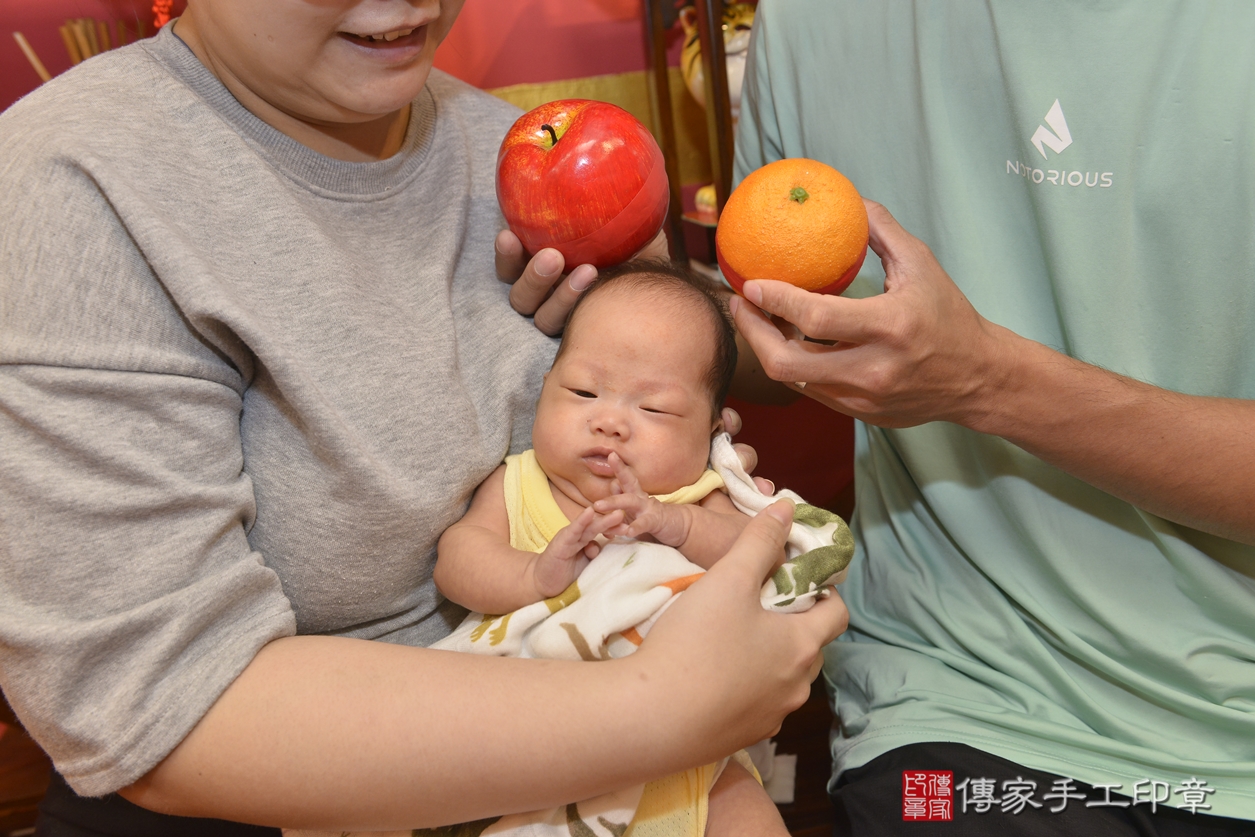 剃胎毛、滿月剃頭、嬰兒剃頭、嬰兒理髮、嬰兒剃髮、嬰兒剃胎毛、嬰兒滿月剃頭、鄭寶寶剃頭、剃胎毛儀式、剃胎毛吉祥話、滿月剃頭儀式、滿月剃頭吉祥話、鄭寶寶剃胎毛、鄭寶寶滿月剃頭理髮、 新北市永和區剃胎毛、新北市永和區滿月剃頭、新北市永和區嬰兒剃頭剃胎毛、新北市永和區嬰兒理髮、新北市中嬰兒剃髮、 鄭寶寶(新北市永和區嬰兒鄭寶寶滿月剃頭理髮、嬰兒剃胎毛儀式吉祥話)。中國風會場，爸媽寶貝穿「日中韓」古裝禮服。專業拍照、DVD光碟、證書。★購買「臍帶章、肚臍章、胎毛筆刷印章」贈送：剃頭、收涎、抓周，三選一。2022.08.03照片13