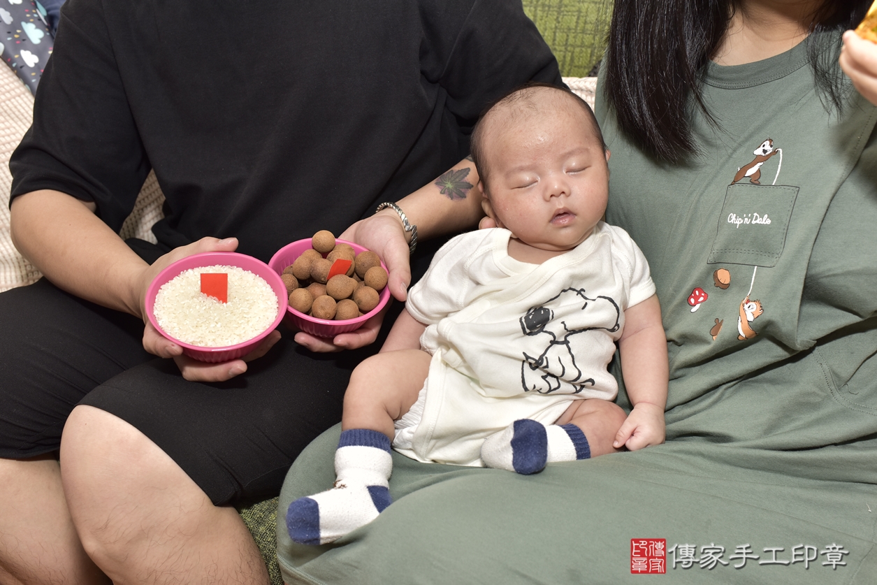 剃胎毛、滿月剃頭、嬰兒剃頭、嬰兒理髮、嬰兒剃髮、嬰兒剃胎毛、嬰兒滿月剃頭、曾寶寶剃頭、剃胎毛儀式、剃胎毛吉祥話、滿月剃頭儀式、滿月剃頭吉祥話、曾寶寶剃胎毛、曾寶寶滿月剃頭理髮、 台北市內湖區剃胎毛、台北市內湖區滿月剃頭、台北市內湖區嬰兒剃頭剃胎毛、台北市內湖區嬰兒理髮、台北市中嬰兒剃髮、 曾寶寶(台北市內湖區到府嬰兒曾寶寶滿月剃頭理髮、到府嬰兒剃胎毛儀式吉祥話)。到府剃頭剃胎毛主持、專業拍照、DVD光碟、證書。★購買「臍帶章、肚臍章、胎毛筆刷印章」贈送：剃頭、收涎、抓周，三選一。2022.08.08照片9