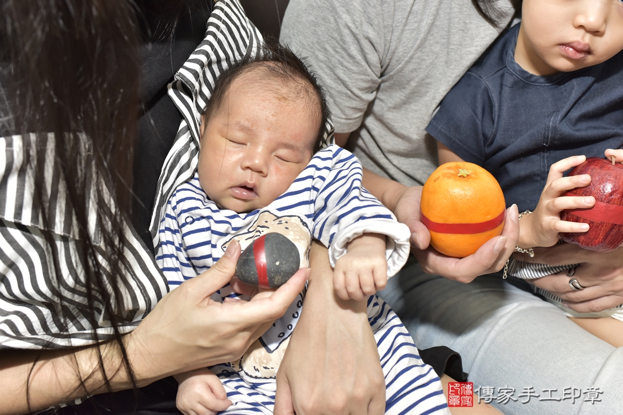 剃胎毛、滿月剃頭、嬰兒剃頭、嬰兒理髮、嬰兒剃髮、嬰兒剃胎毛、嬰兒滿月剃頭、林寶寶剃頭、剃胎毛儀式、剃胎毛吉祥話、滿月剃頭儀式、滿月剃頭吉祥話、林寶寶剃胎毛、林寶寶滿月剃頭理髮、 台北市南港區剃胎毛、台北市南港區滿月剃頭、台北市南港區嬰兒剃頭剃胎毛、台北市南港區嬰兒理髮、台北市中嬰兒剃髮、 林寶寶(台北市南港區到府嬰兒林寶寶滿月剃頭理髮、到府嬰兒剃胎毛儀式吉祥話)。到府剃頭剃胎毛主持、專業拍照、DVD光碟、證書。★購買「臍帶章、肚臍章、胎毛筆刷印章」贈送：剃頭、收涎、抓周，三選一。2022.08.25照片9