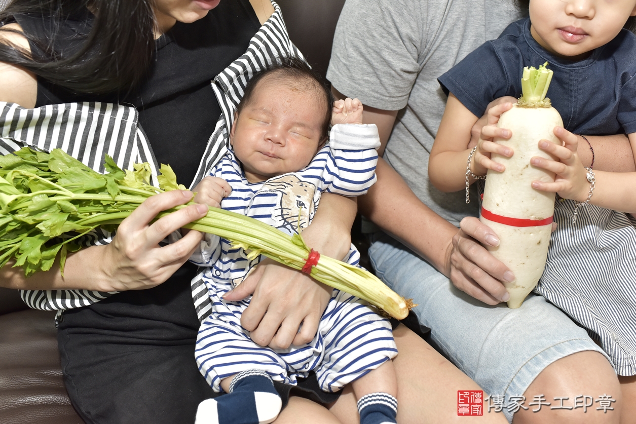 剃胎毛、滿月剃頭、嬰兒剃頭、嬰兒理髮、嬰兒剃髮、嬰兒剃胎毛、嬰兒滿月剃頭、林寶寶剃頭、剃胎毛儀式、剃胎毛吉祥話、滿月剃頭儀式、滿月剃頭吉祥話、林寶寶剃胎毛、林寶寶滿月剃頭理髮、 台北市南港區剃胎毛、台北市南港區滿月剃頭、台北市南港區嬰兒剃頭剃胎毛、台北市南港區嬰兒理髮、台北市中嬰兒剃髮、 林寶寶(台北市南港區到府嬰兒林寶寶滿月剃頭理髮、到府嬰兒剃胎毛儀式吉祥話)。到府剃頭剃胎毛主持、專業拍照、DVD光碟、證書。★購買「臍帶章、肚臍章、胎毛筆刷印章」贈送：剃頭、收涎、抓周，三選一。2022.08.25照片13